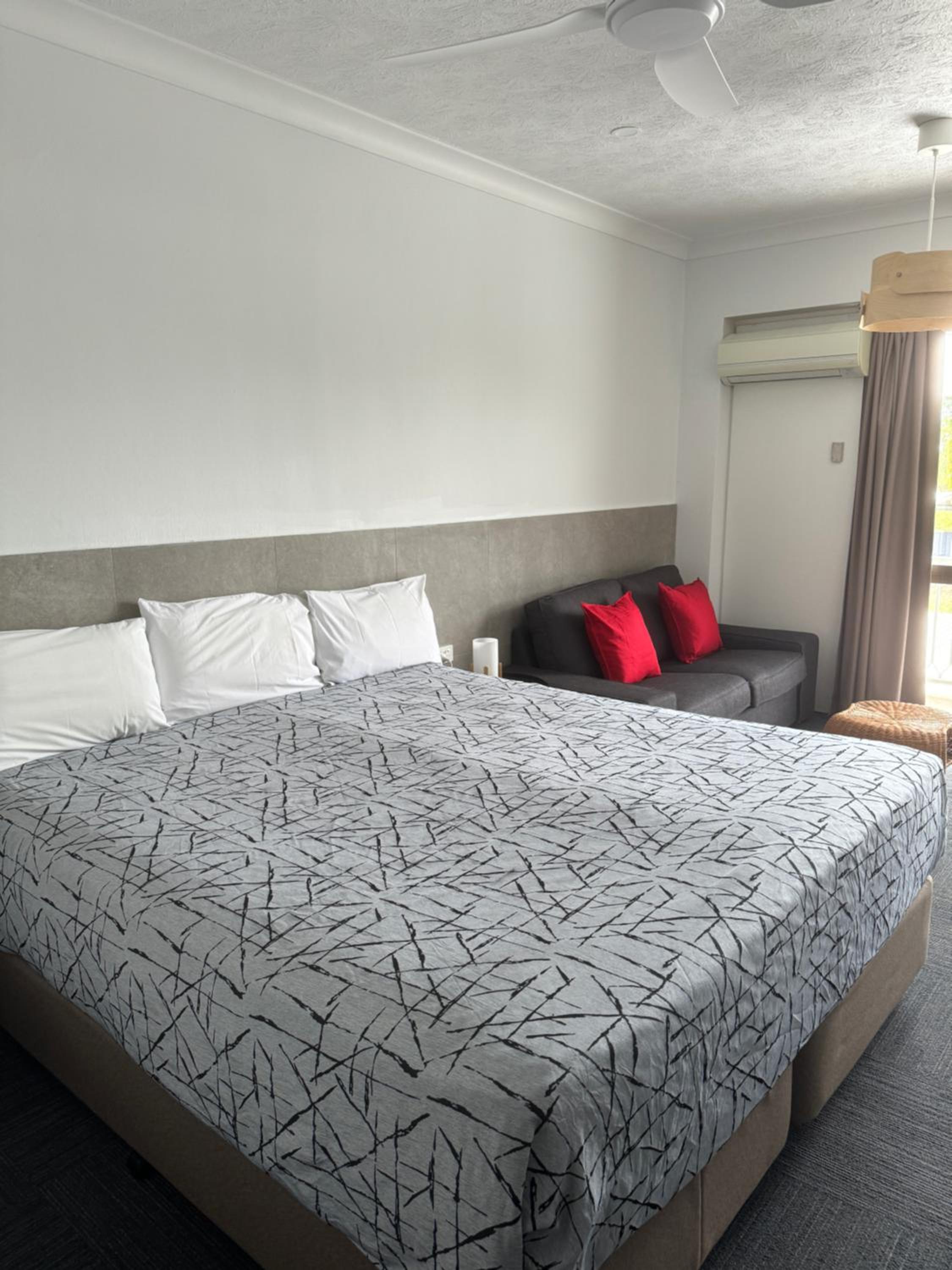 King Room with Balcony - Photo 7