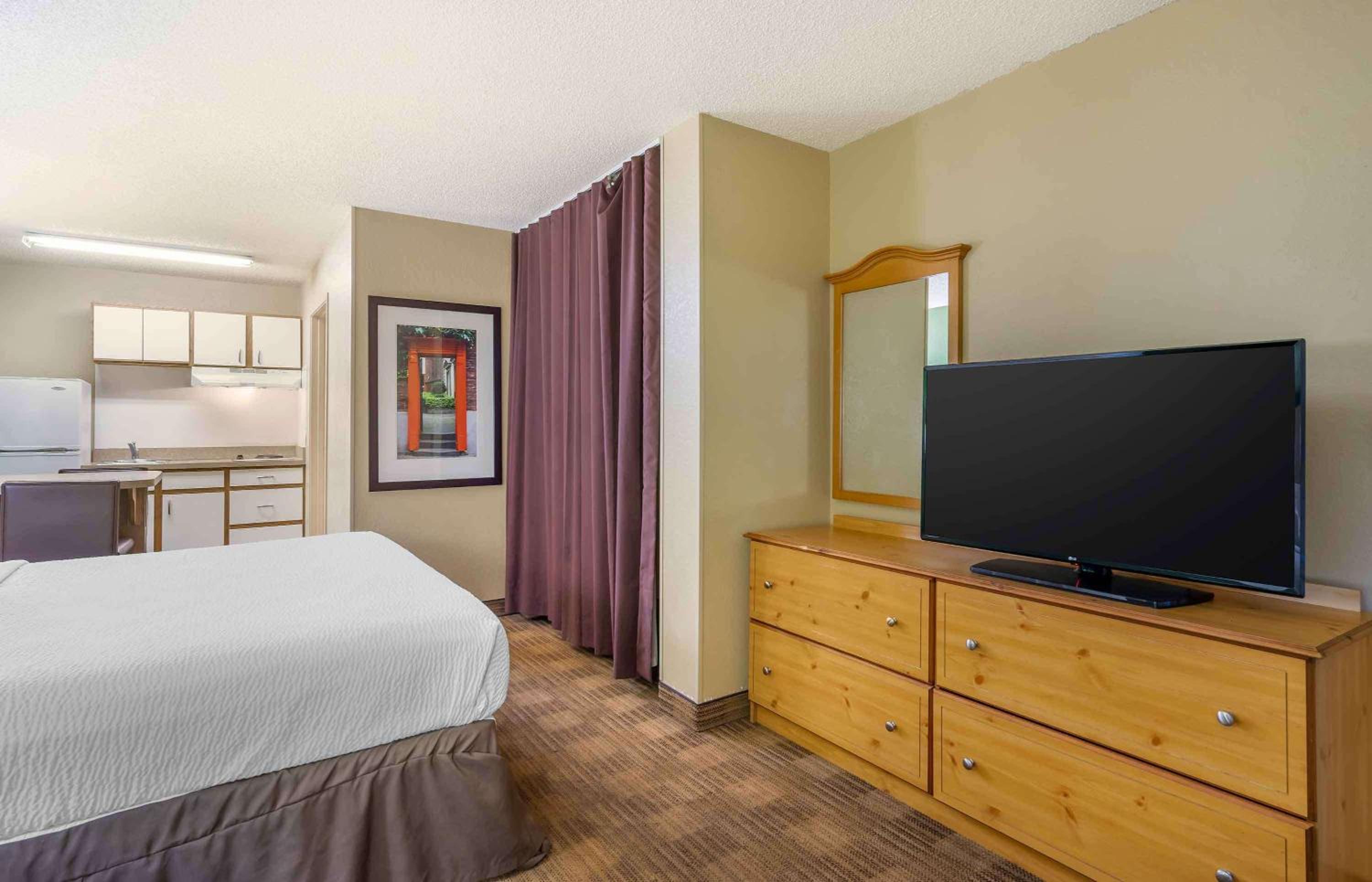 Deluxe Studio with 1 King Bed - Non-Smoking - Photo 5