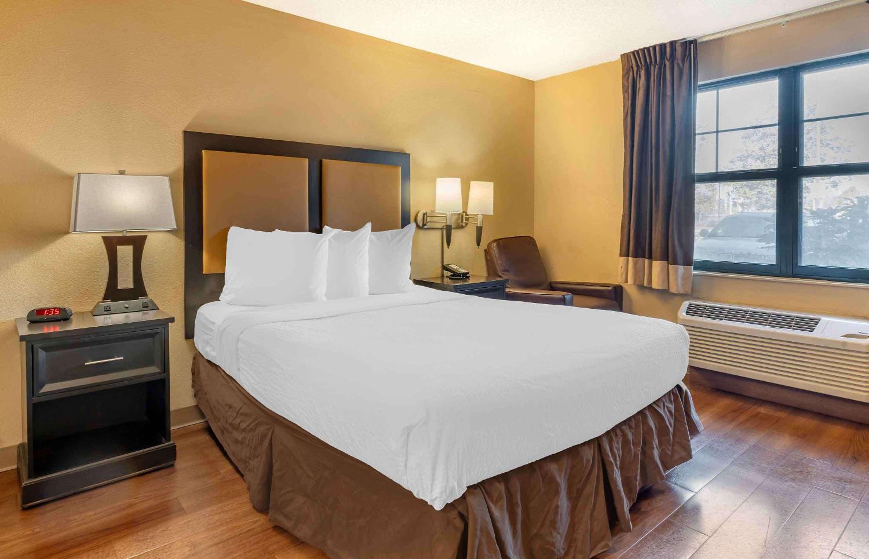Queen Studio With 1 Queen Bed - Disability Access/Non-Smoking photo 1