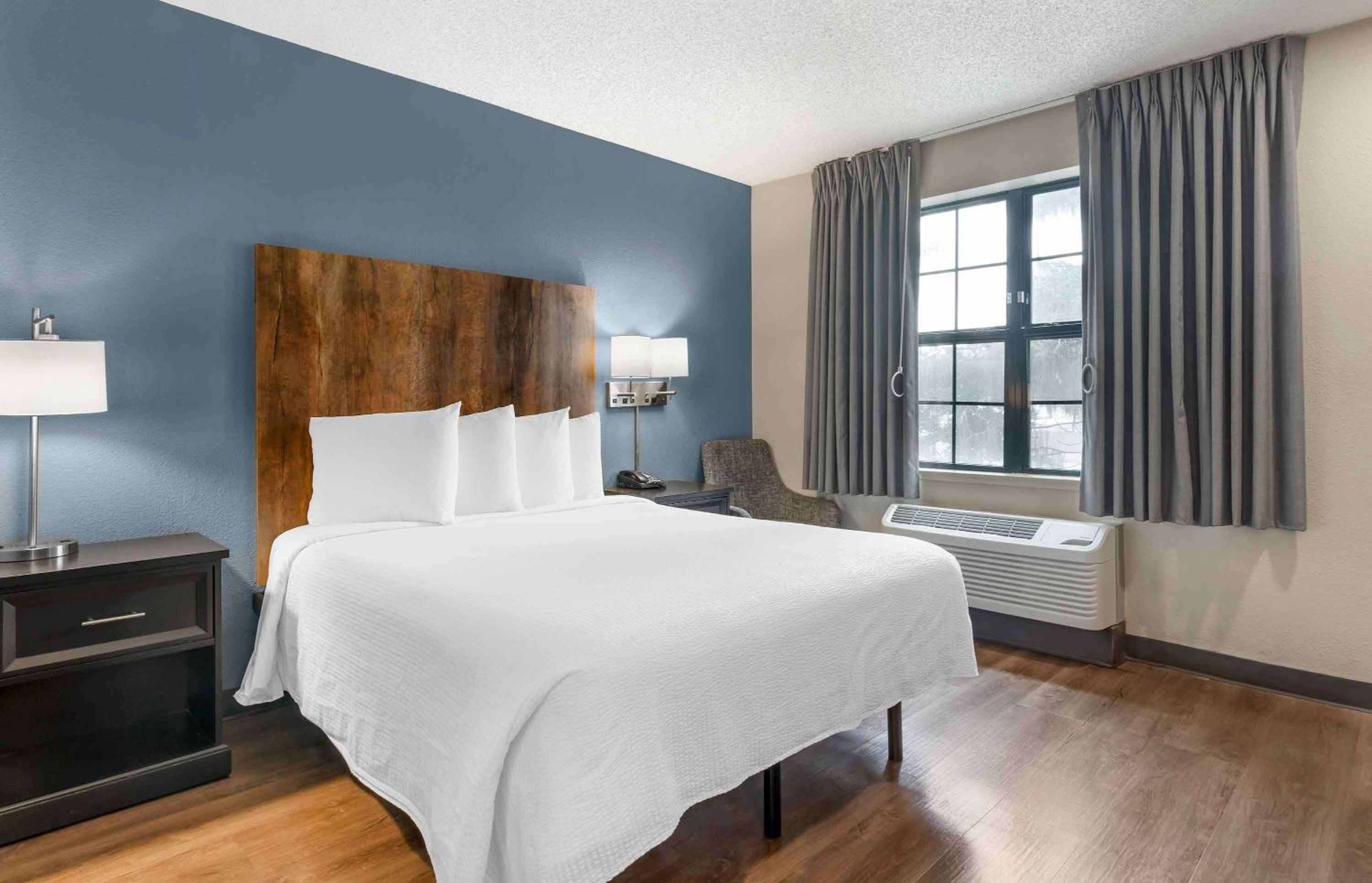 Queen studio with 1 Queen Bed - Disability Access/Non-Smoking - Photo 1