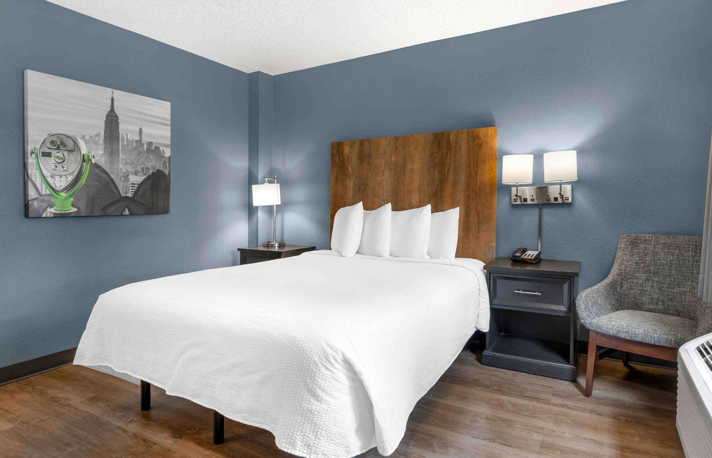 Queen studio with 1 Queen Bed - Disability Access/Non-Smoking - Photo 9