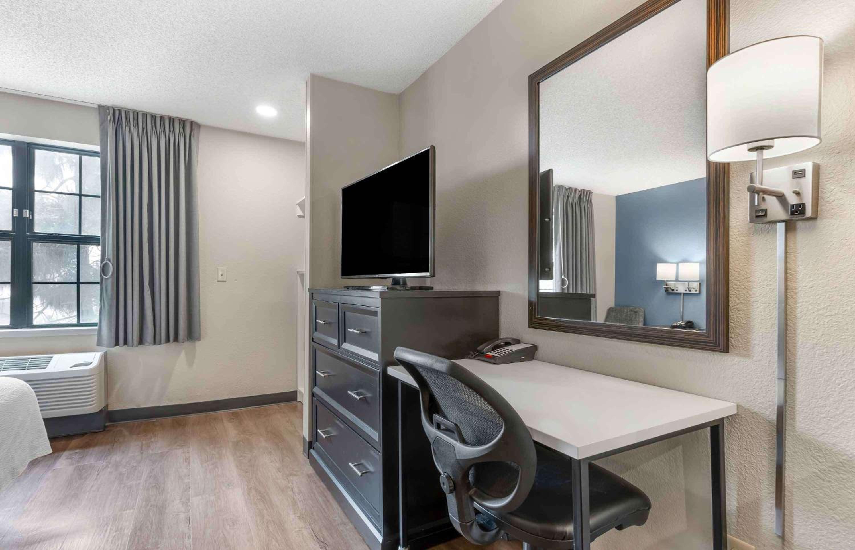 Queen studio with 1 Queen Bed - Disability Access/Non-Smoking - Photo 8