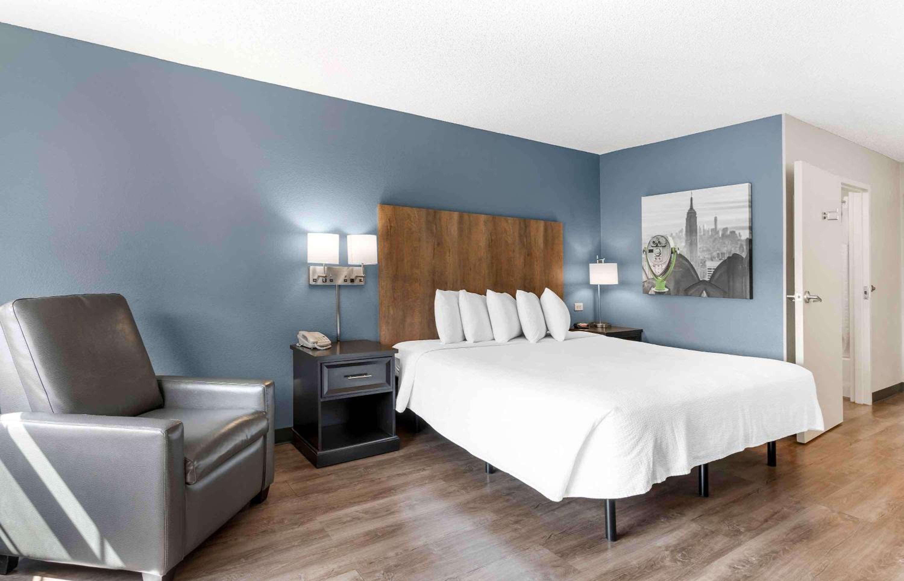 Studio with 1 King Bed - Non-Smoking - Photo 1
