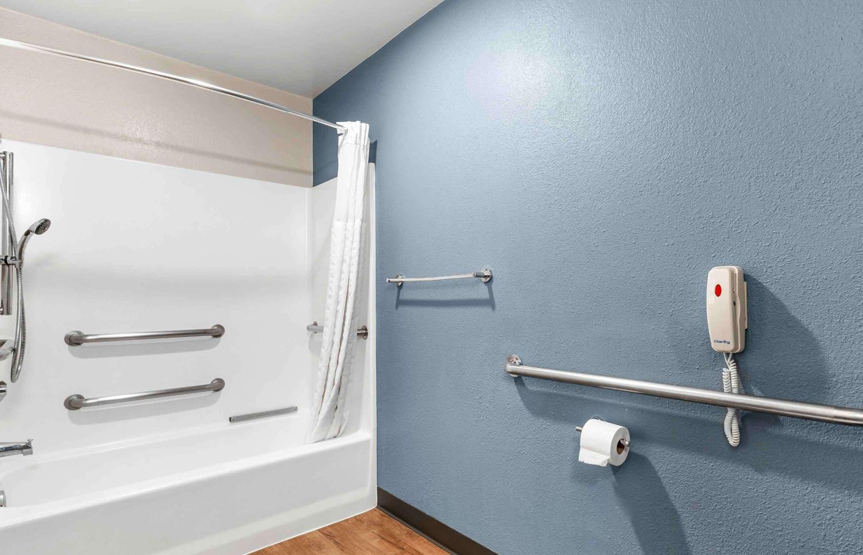 Queen studio with 1 Queen Bed - Disability Access/Non-Smoking - Photo 6