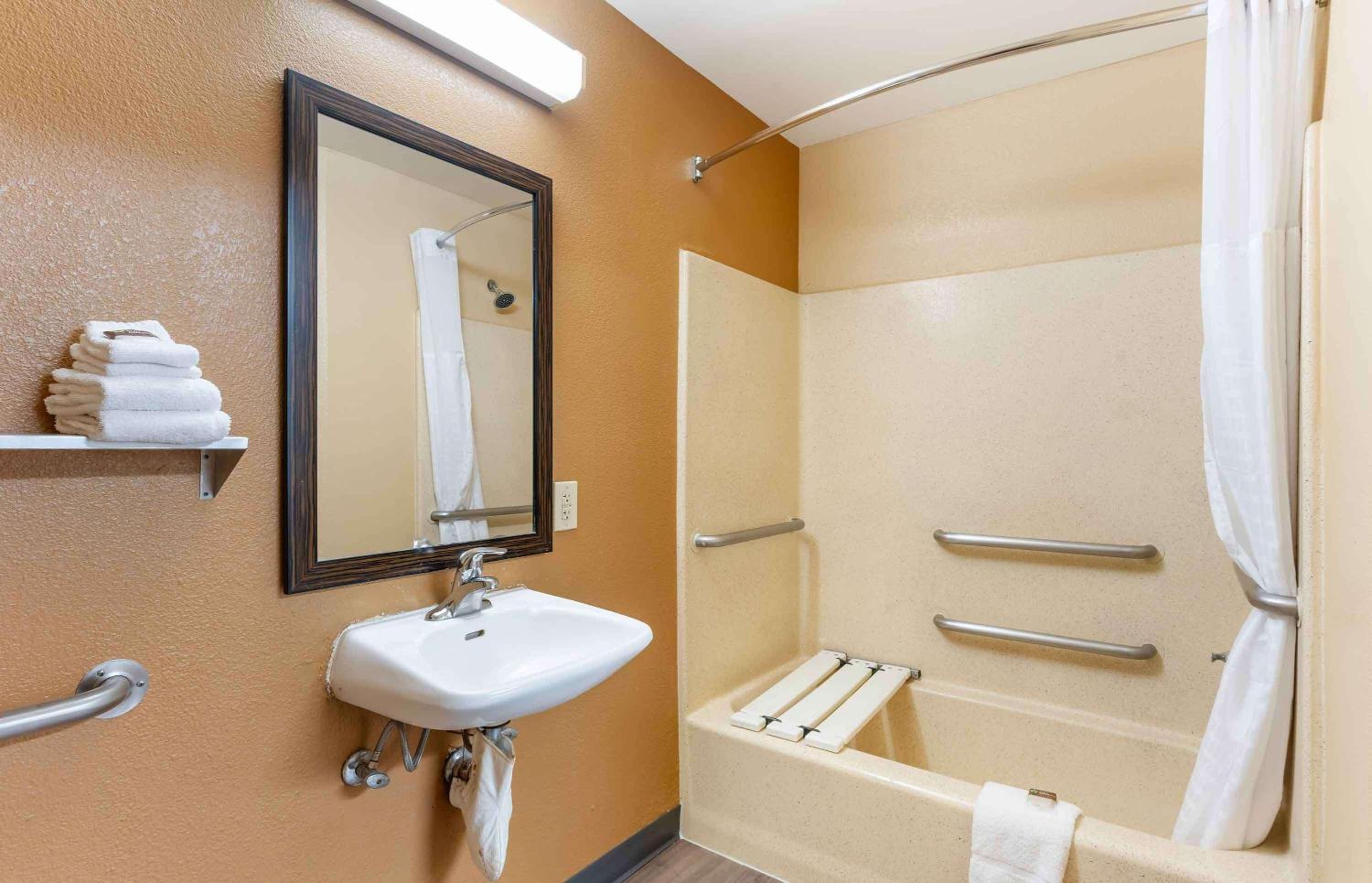 Queen studio with 1 Queen Bed - Disability Access/Non-Smoking - Photo 11
