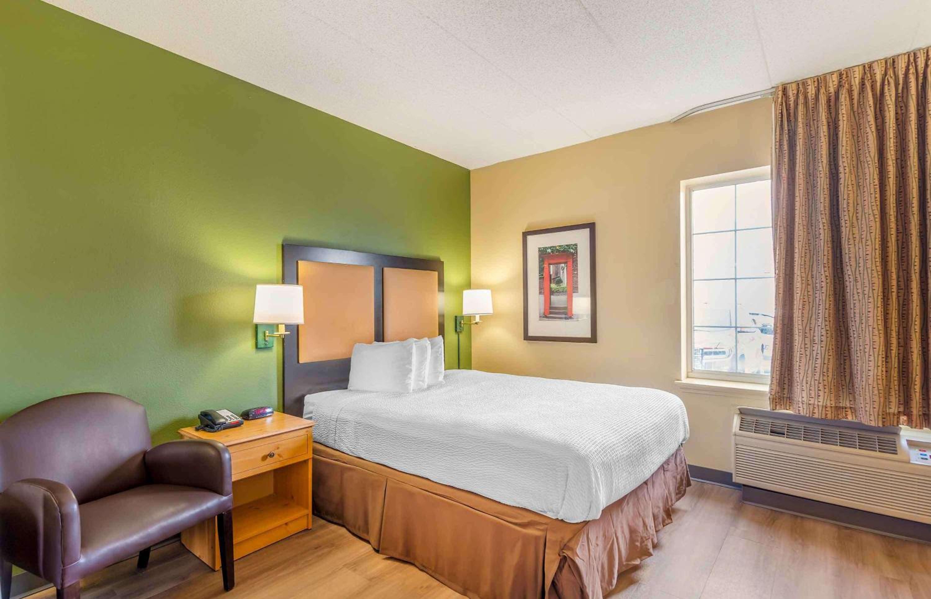 Queen studio with 1 Queen Bed - Disability Access/Non-Smoking - Photo 2
