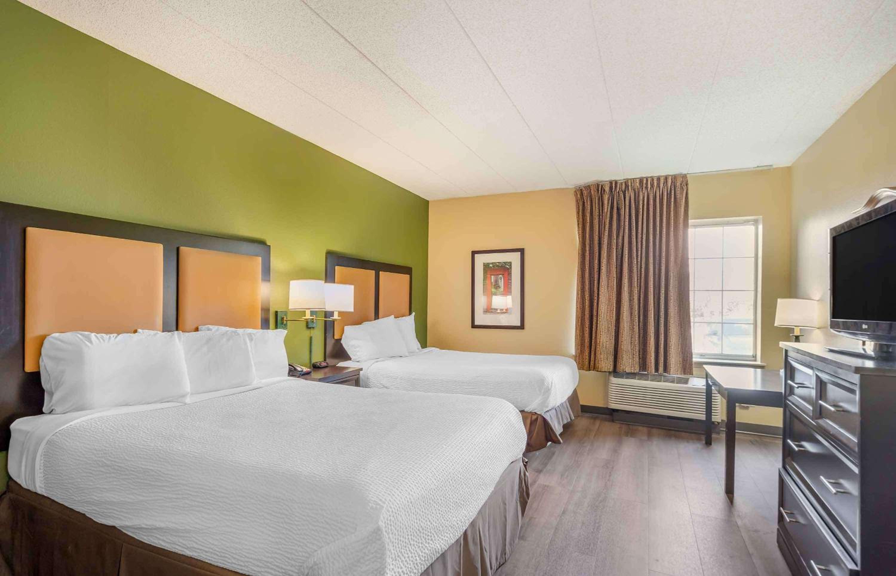 Studio with 2 Queen Beds - Non-Smoking - Photo 12