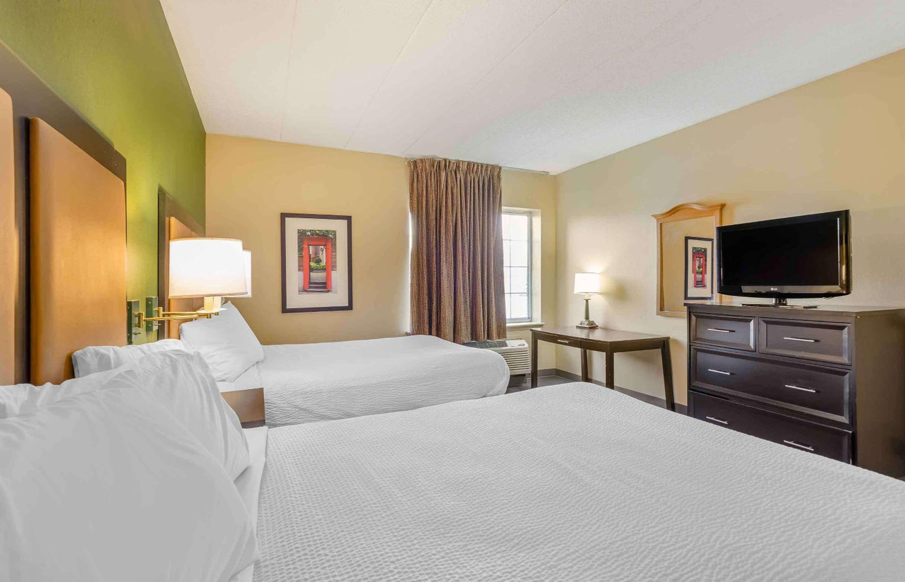 Studio with 2 Queen Beds - Non-Smoking - Photo 11