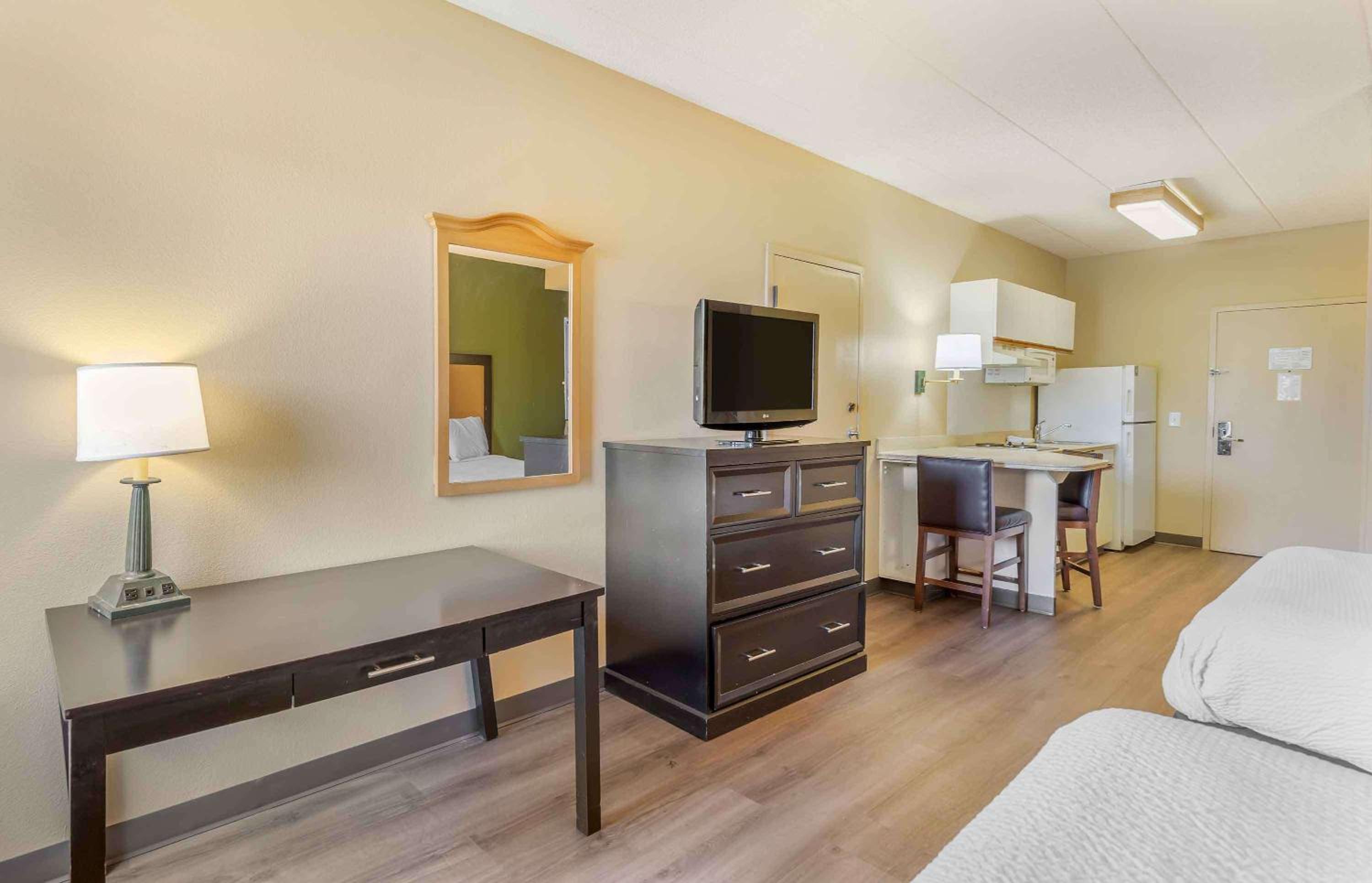 Studio with 2 Queen Beds - Non-Smoking - Photo 10
