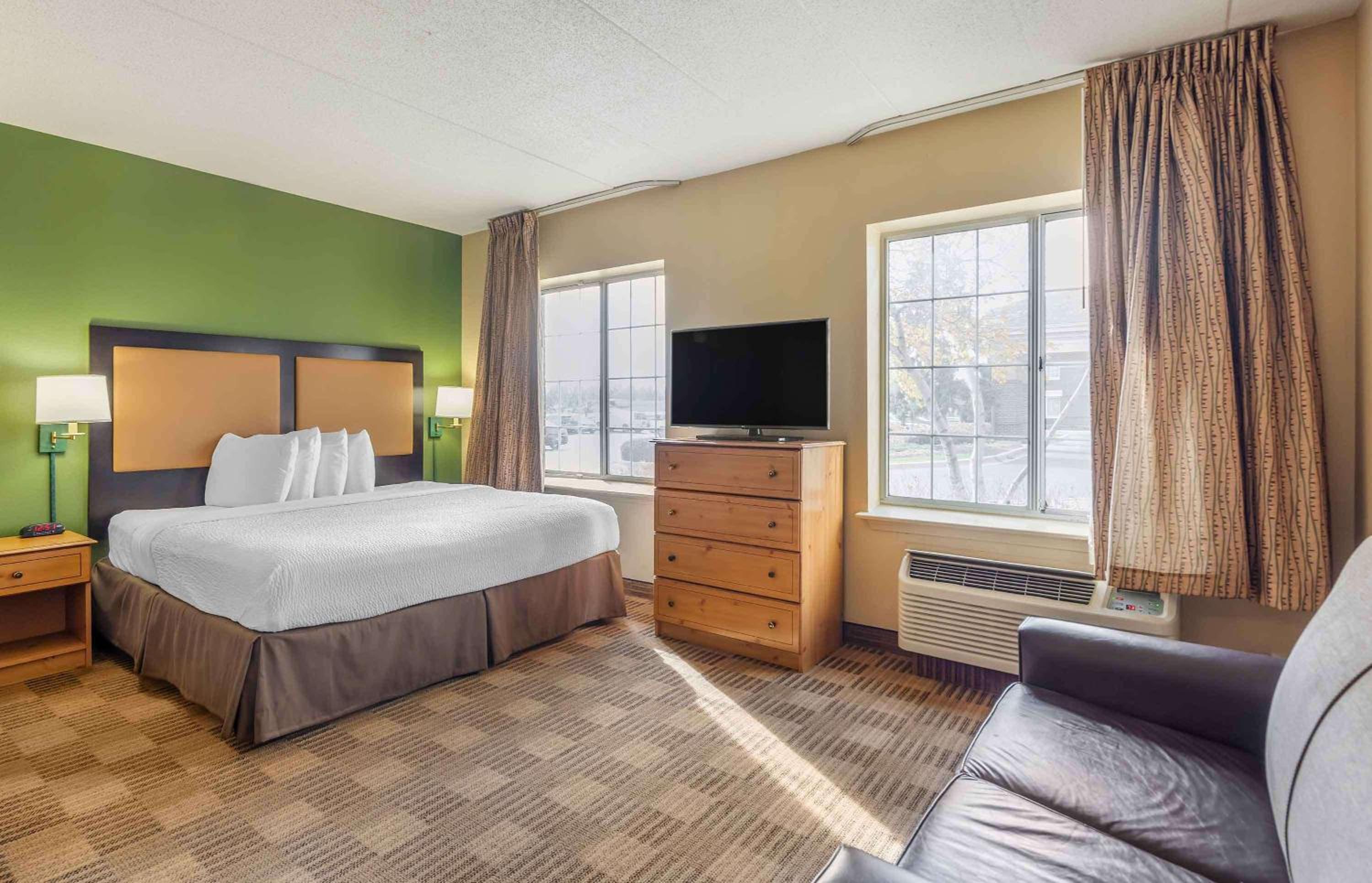 Deluxe Studio with 1 King Bed - Non-Smoking - Photo 1