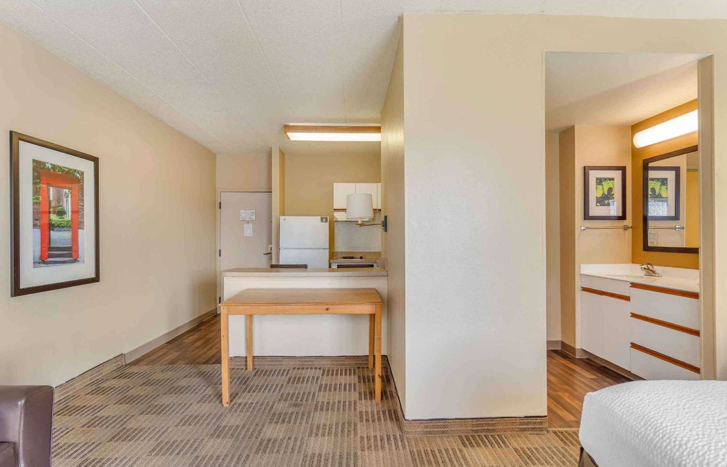 Deluxe Studio with 1 King Bed - Non-Smoking - Photo 6