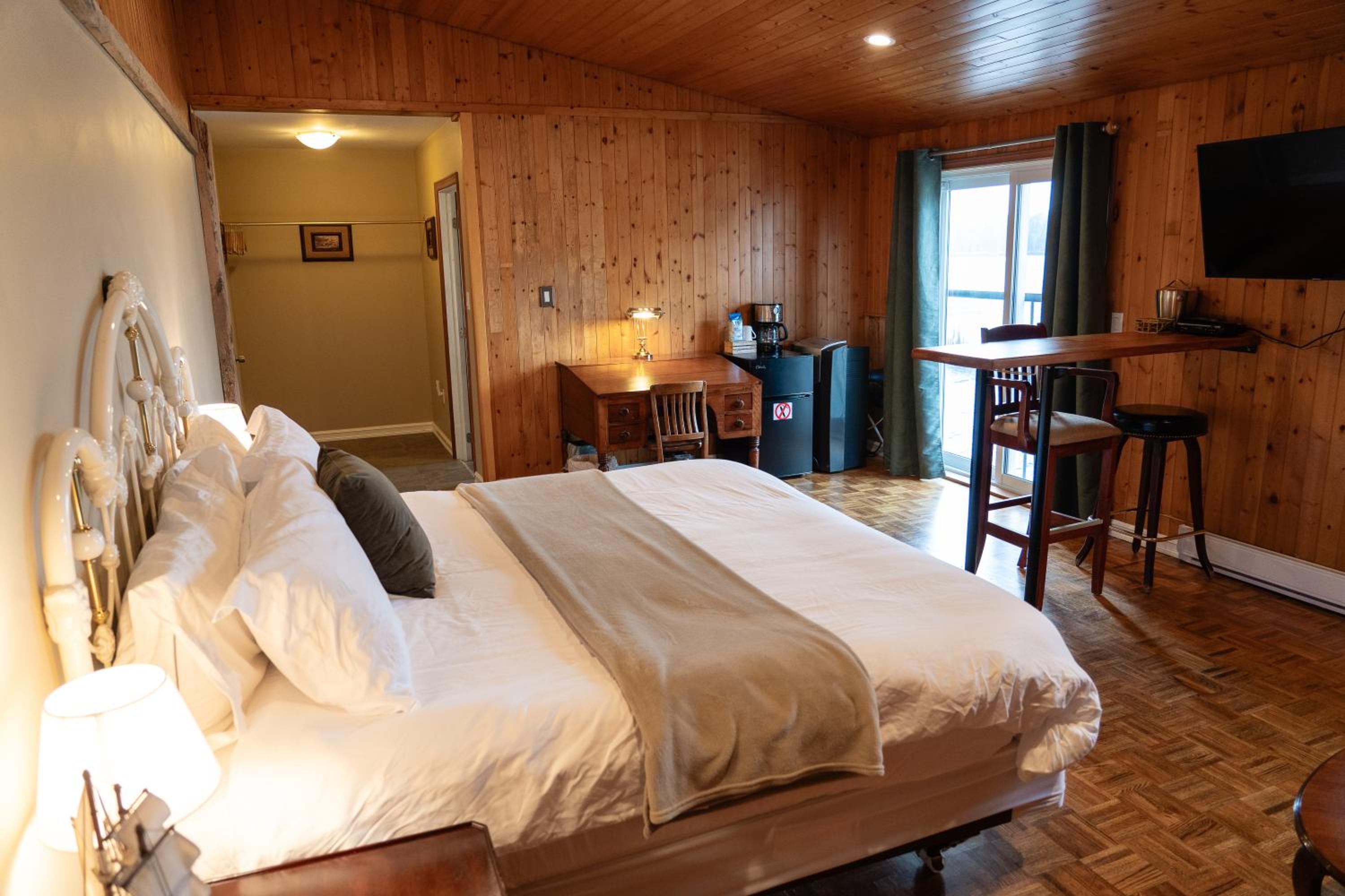 Deluxe King Room photo 3