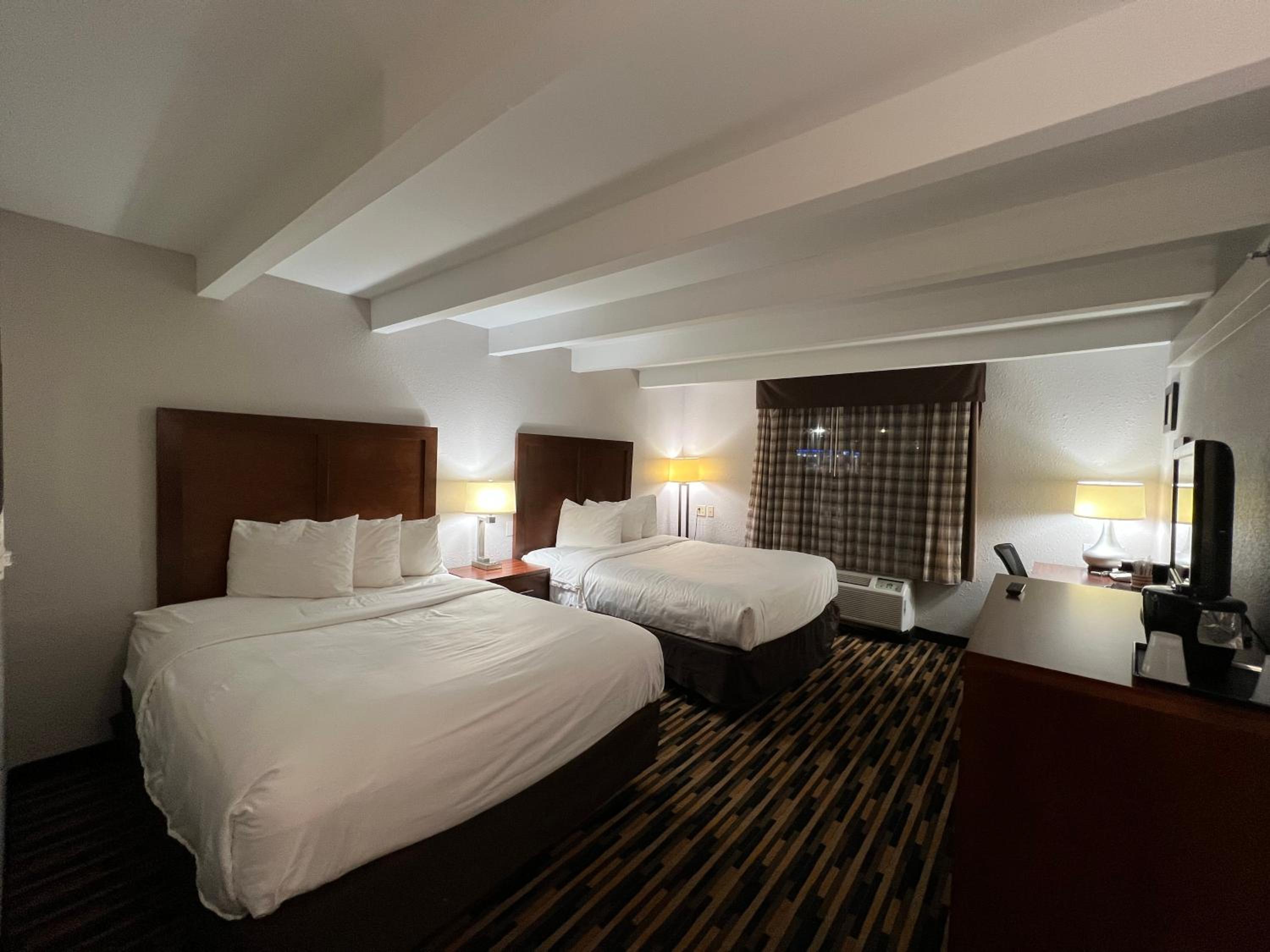 Queen Room with Two Queen Beds - Non-Smoking - Photo 2
