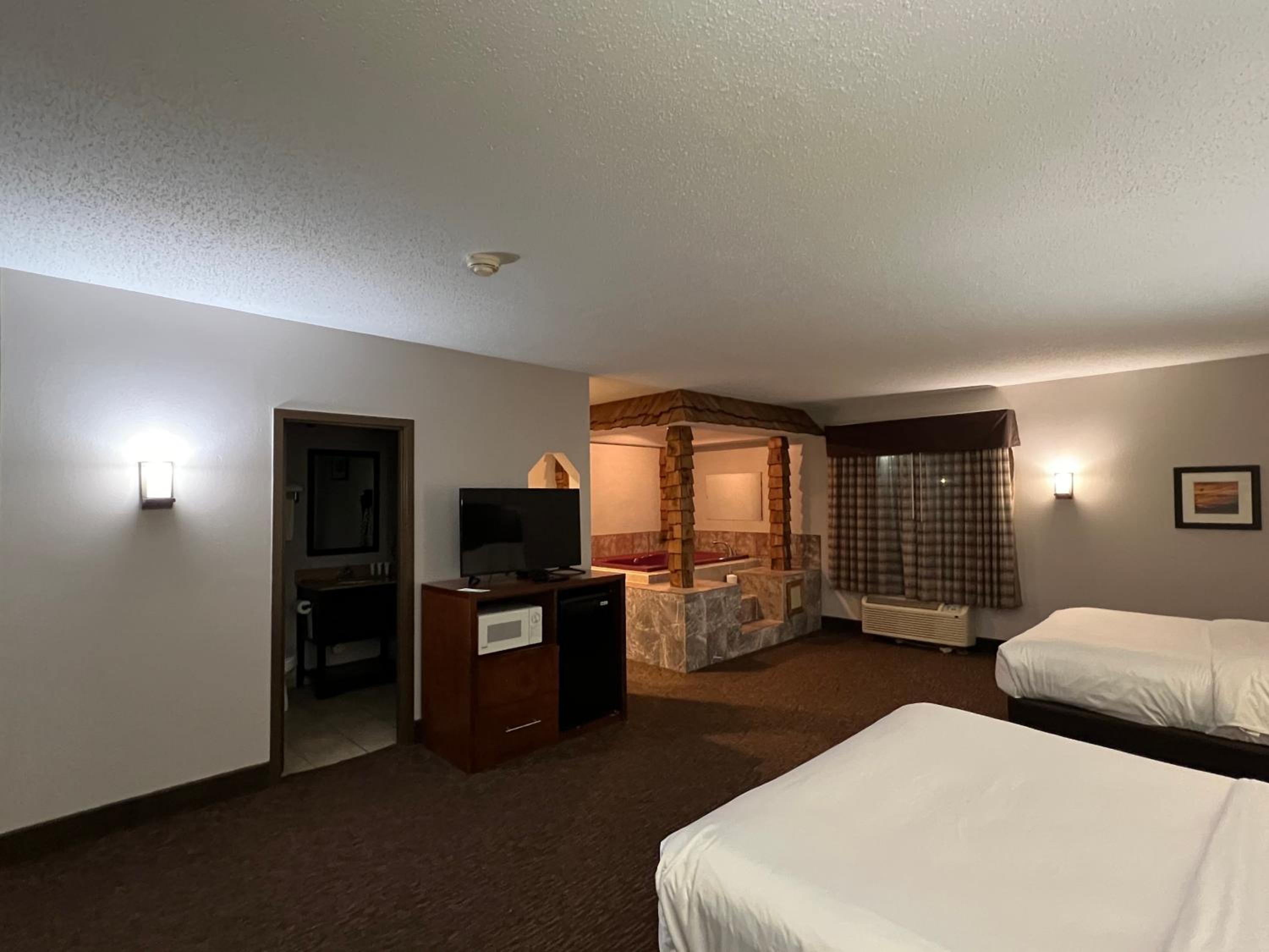 Queen Suite with Two Queen Beds - Non Smoking - Photo 2