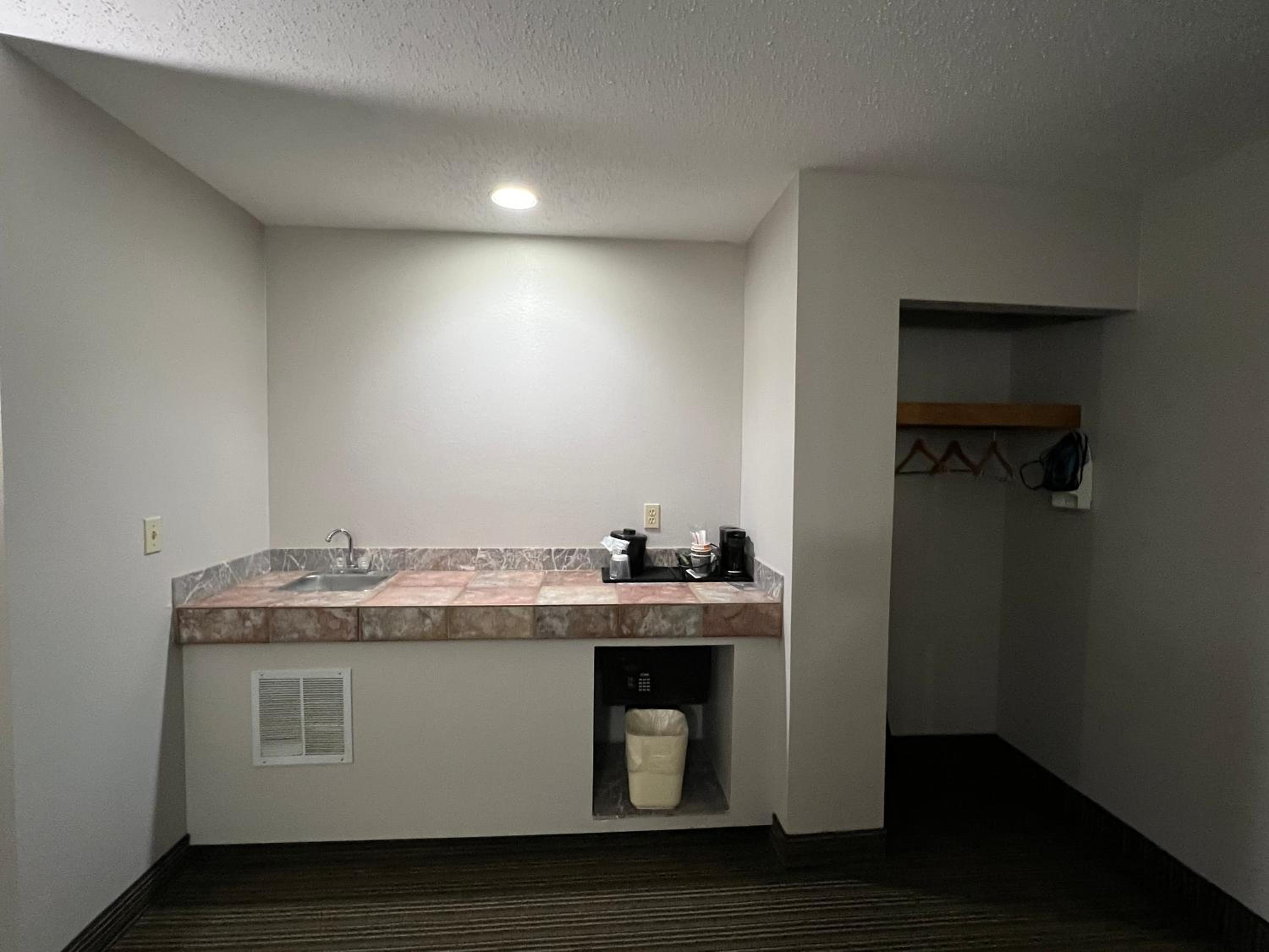 Premium King Room - Non-Smoking - Photo 4