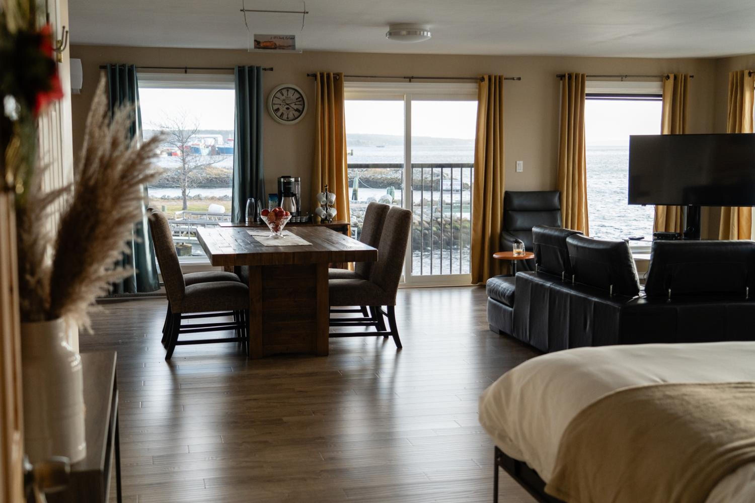 King Suite with Ocean View photo 3