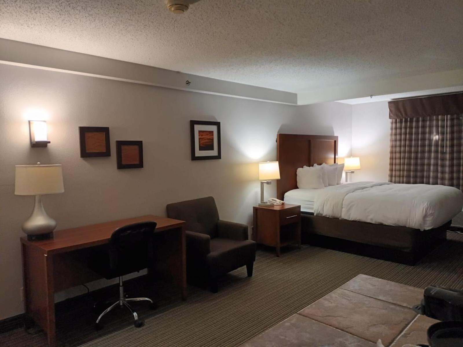 One-Bedroom King Suite with Whirlpool - Non-Smoking  - Photo 1