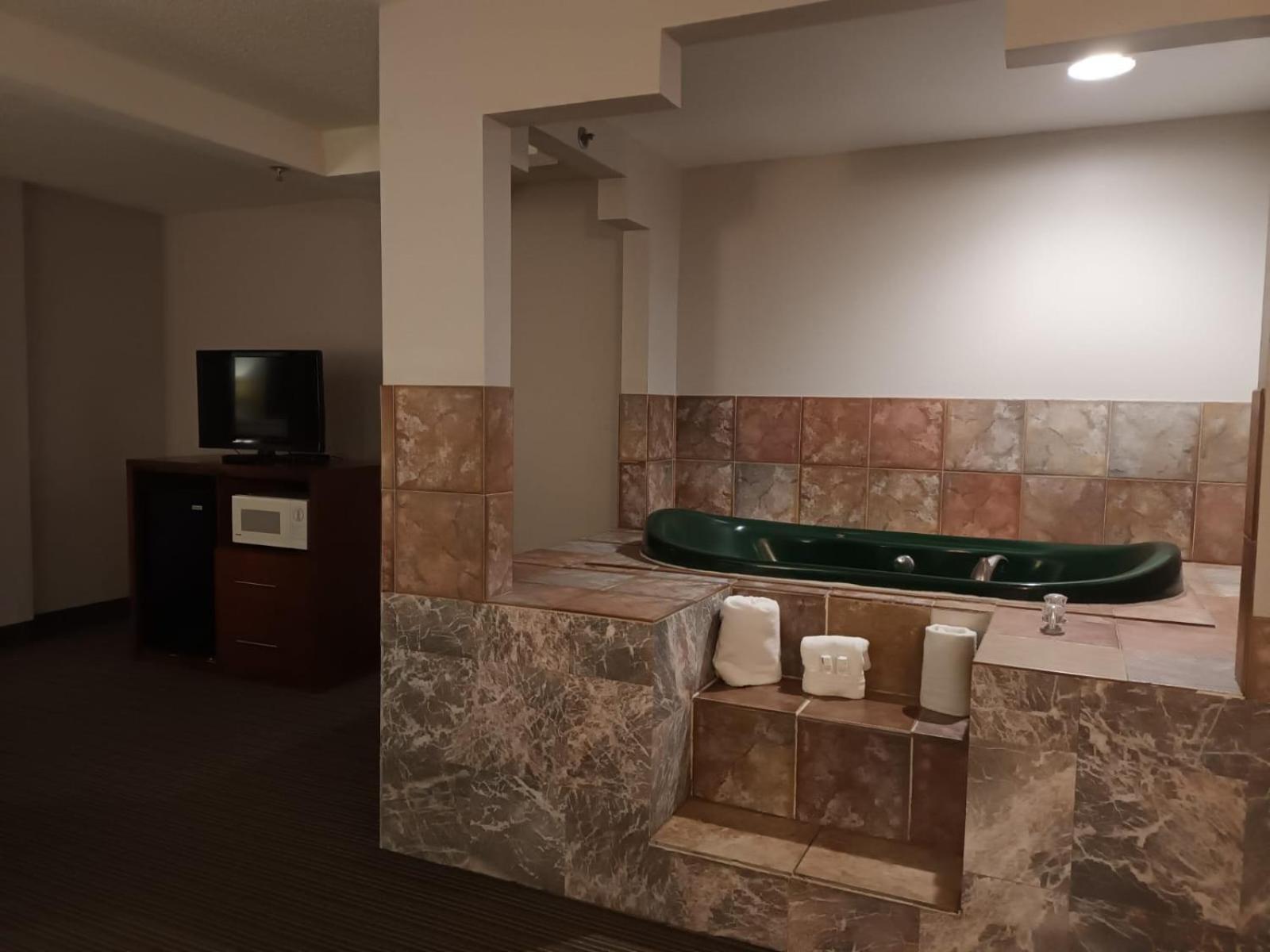 One-Bedroom King Suite with Whirlpool - Non-Smoking  - Photo 2