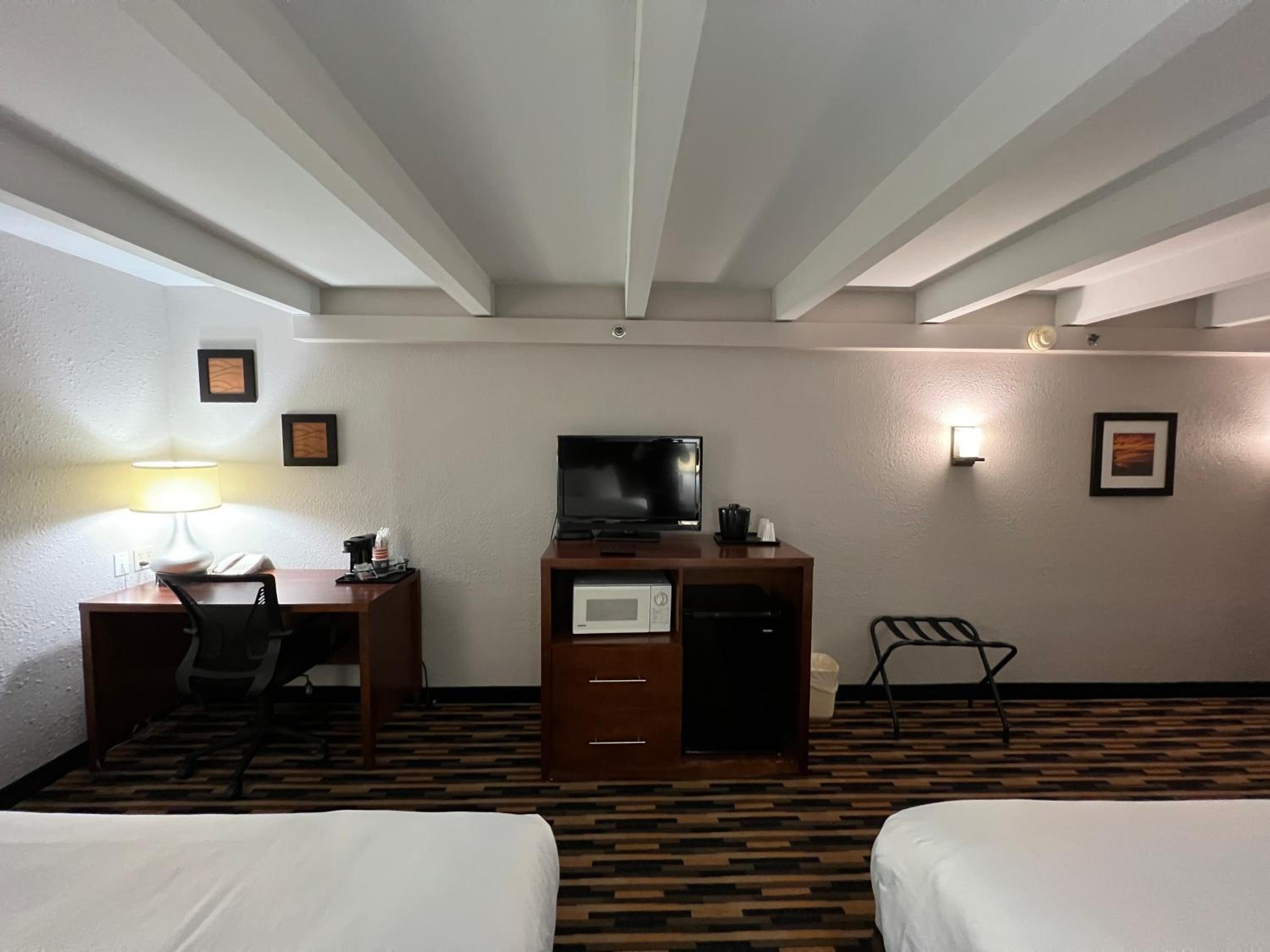 Queen Room with Two Queen Beds - Non-Smoking - Photo 3