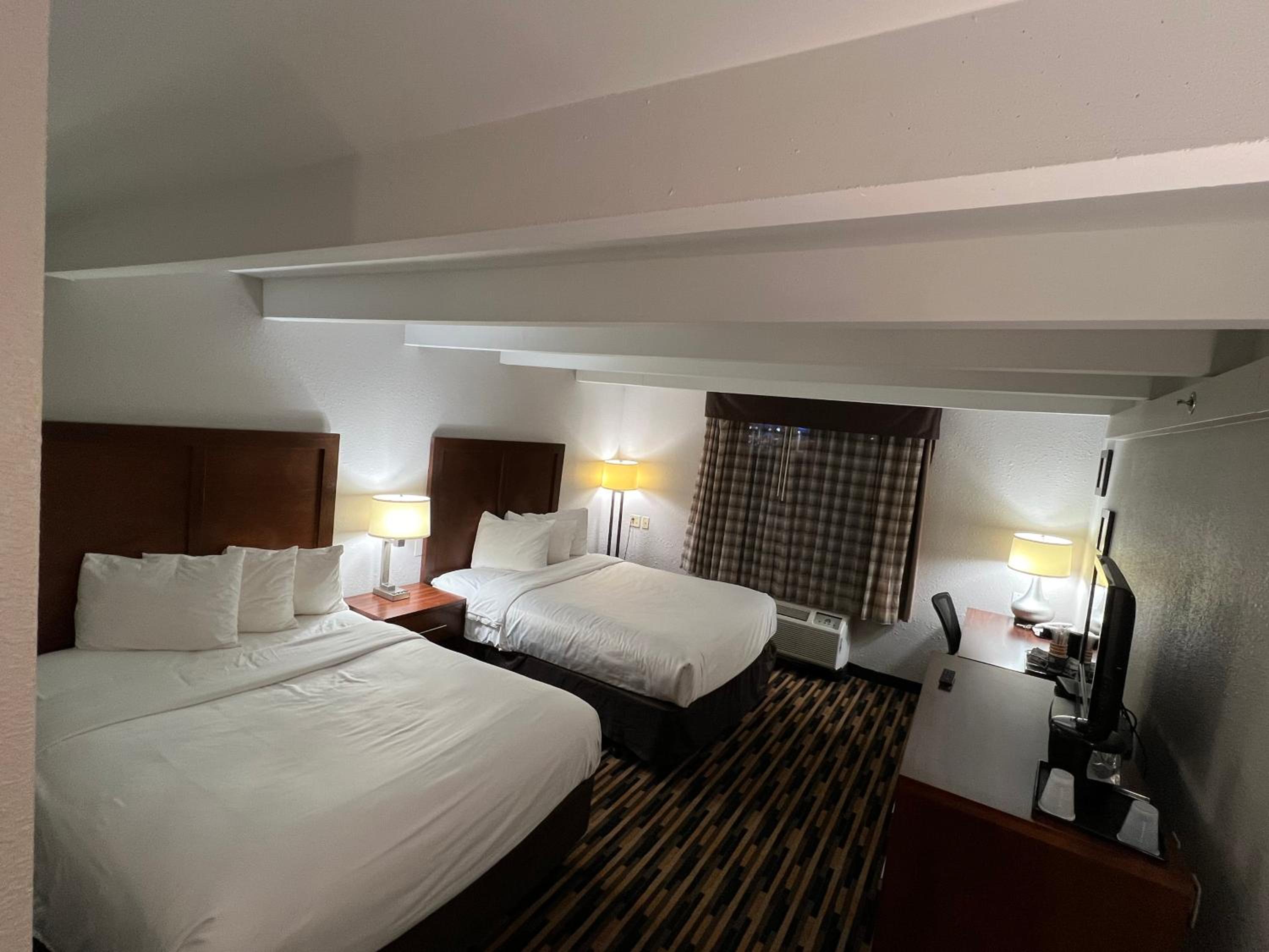 Queen Room with Two Queen Beds - Non-Smoking - Photo 4