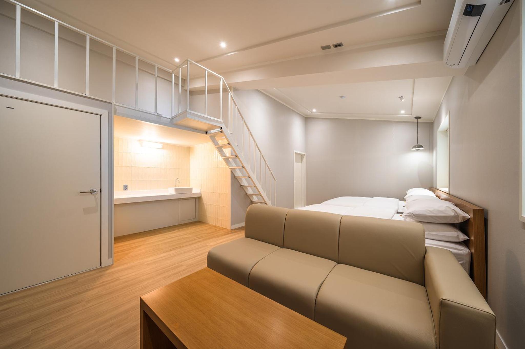 Deluxe Family Suite - Photo 7