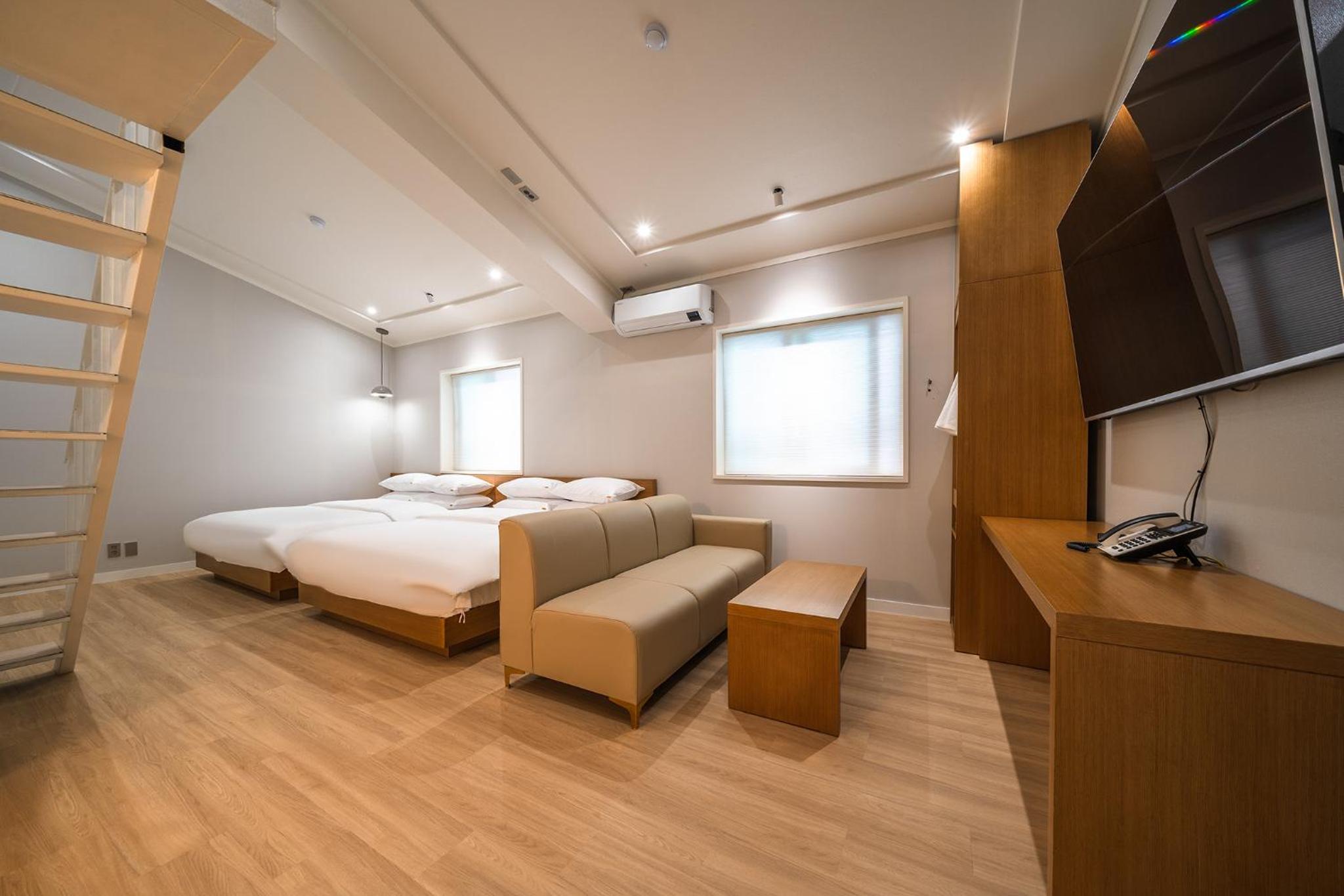 Deluxe Family Suite - Photo 1