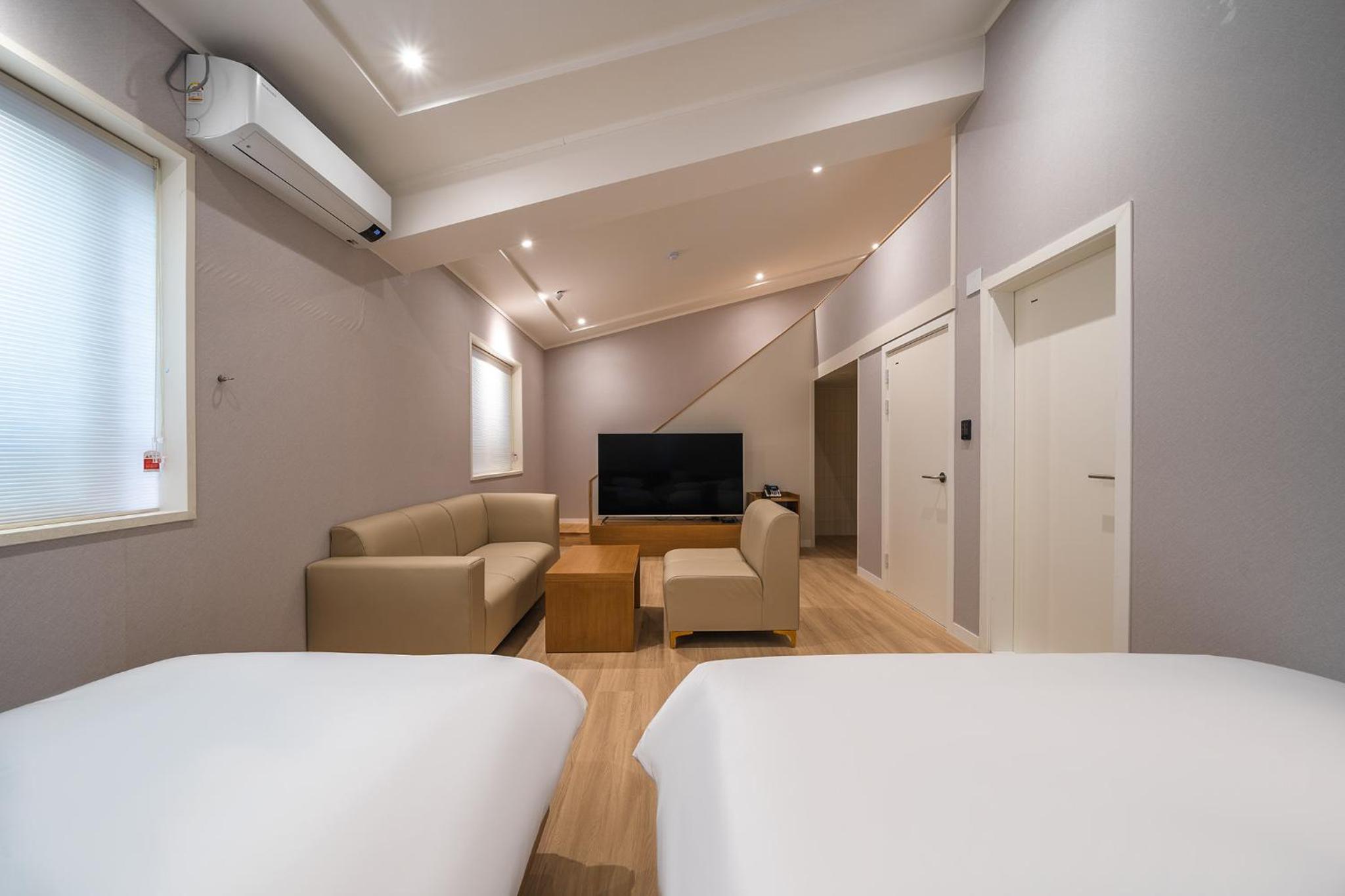 Deluxe Family Room - Photo 6