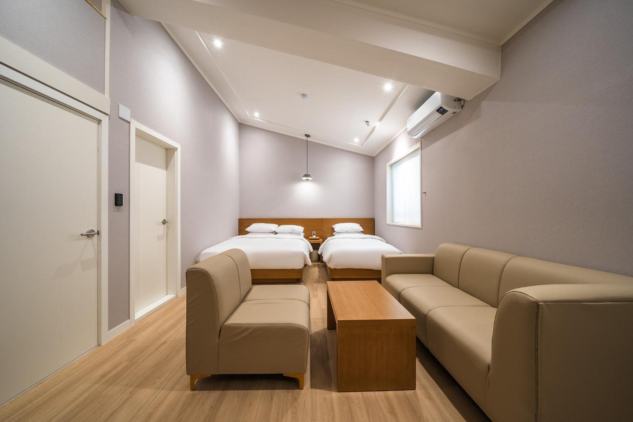 Deluxe Family Room - Photo 7