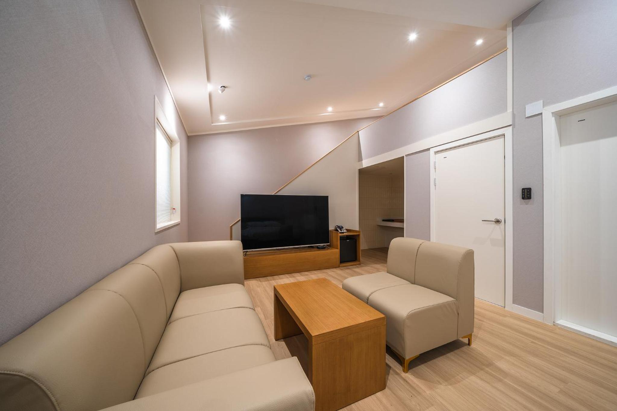 Deluxe Family Room - Photo 5