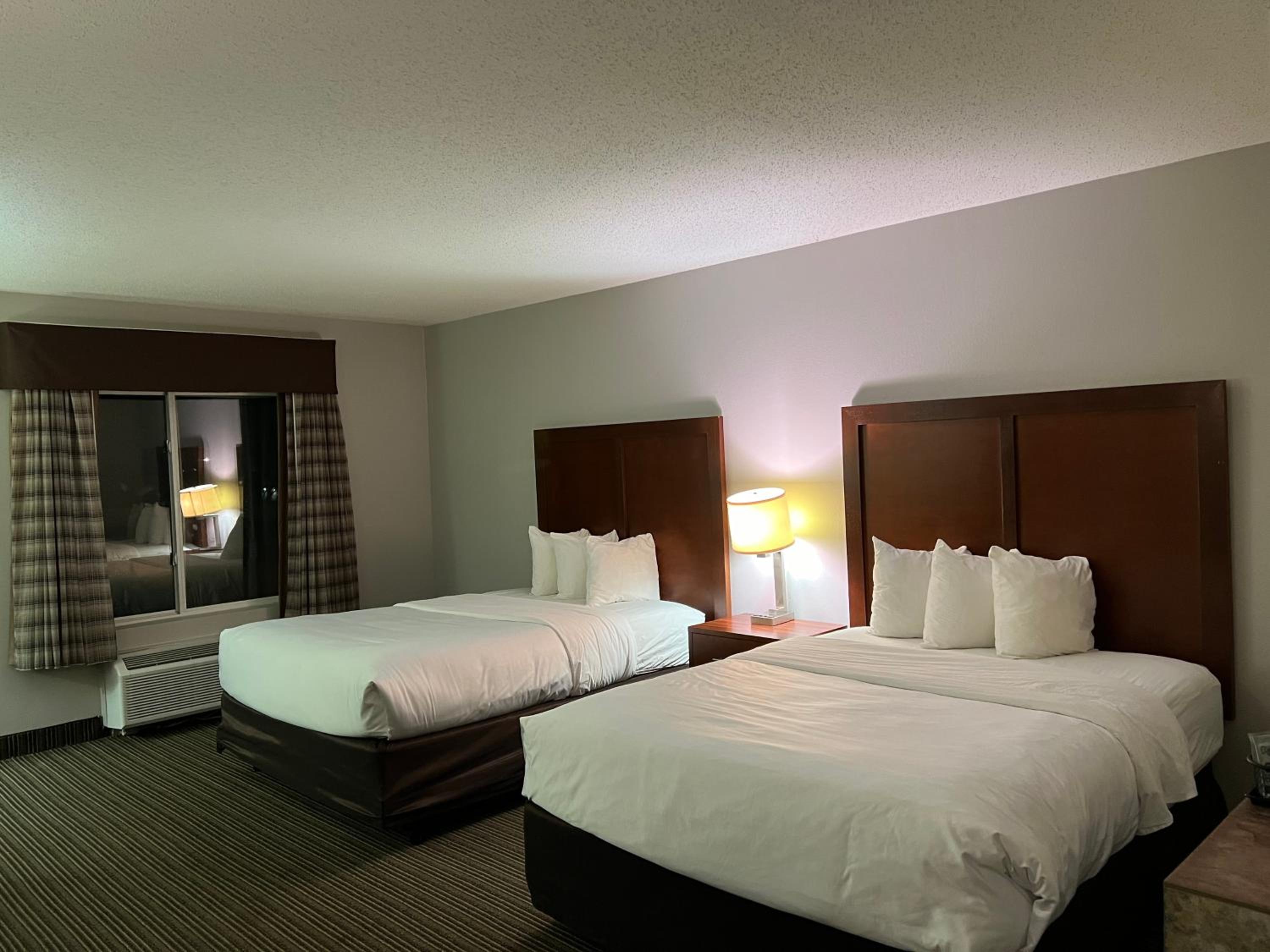 Premium Queen Room with Two Queen Beds - Non-Smoking - Photo 3