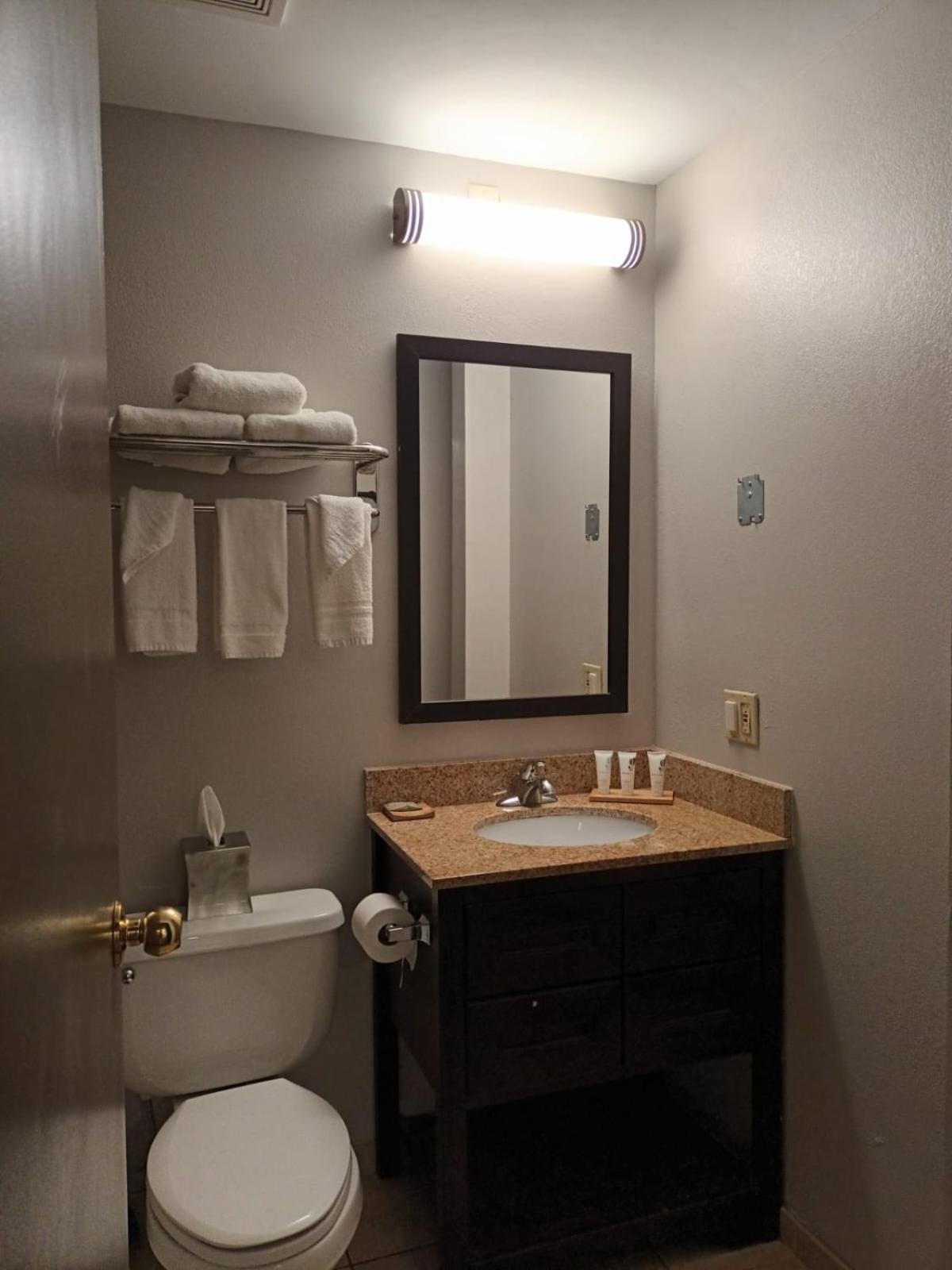 Premium Queen Room with Two Queen Beds - Non-Smoking - Photo 2