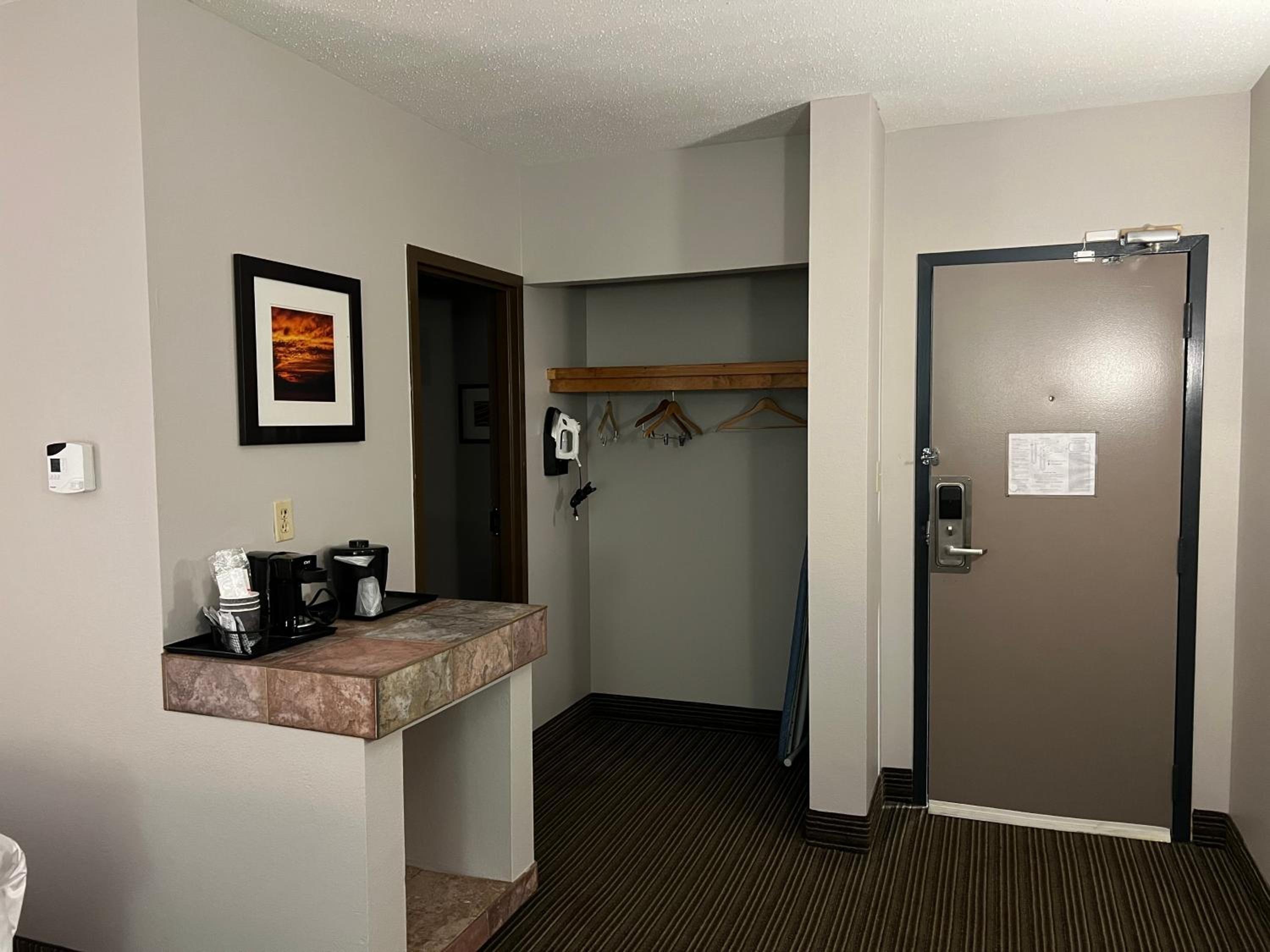 Premium Queen Room with Two Queen Beds - Non-Smoking - Photo 4