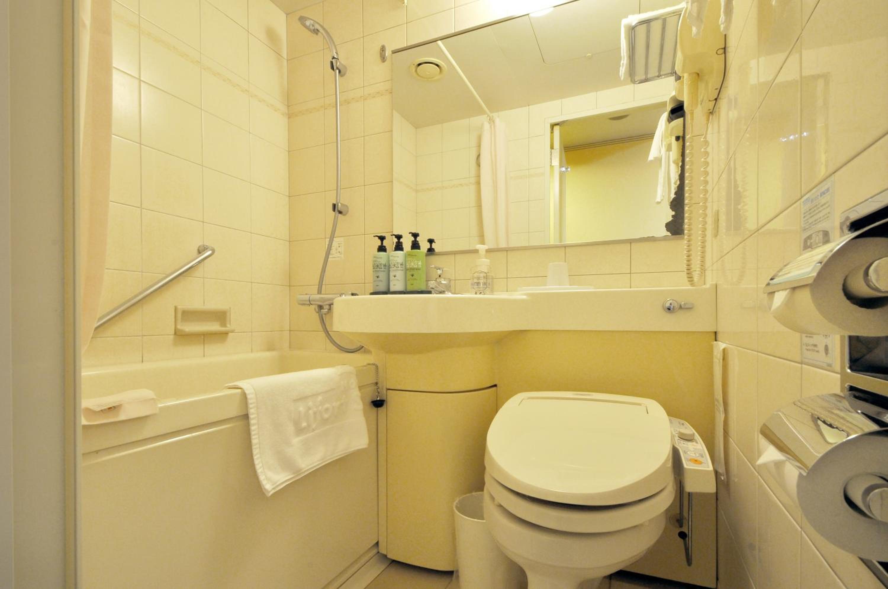 Twin Room - Non-Smoking photo 3