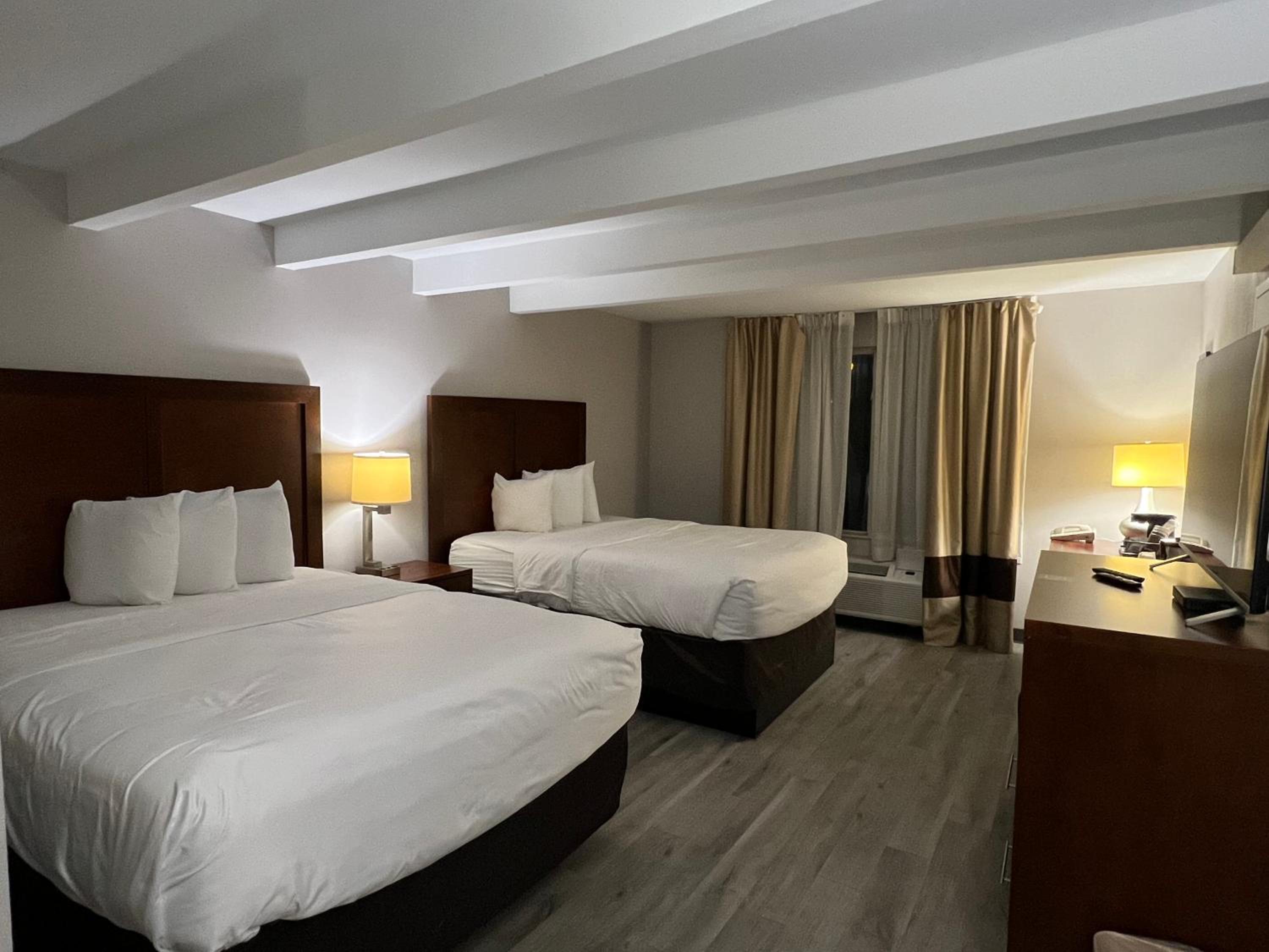 Queen Room with Two Queen Beds and Roll-In Shower - Non-Smoking - Photo 4