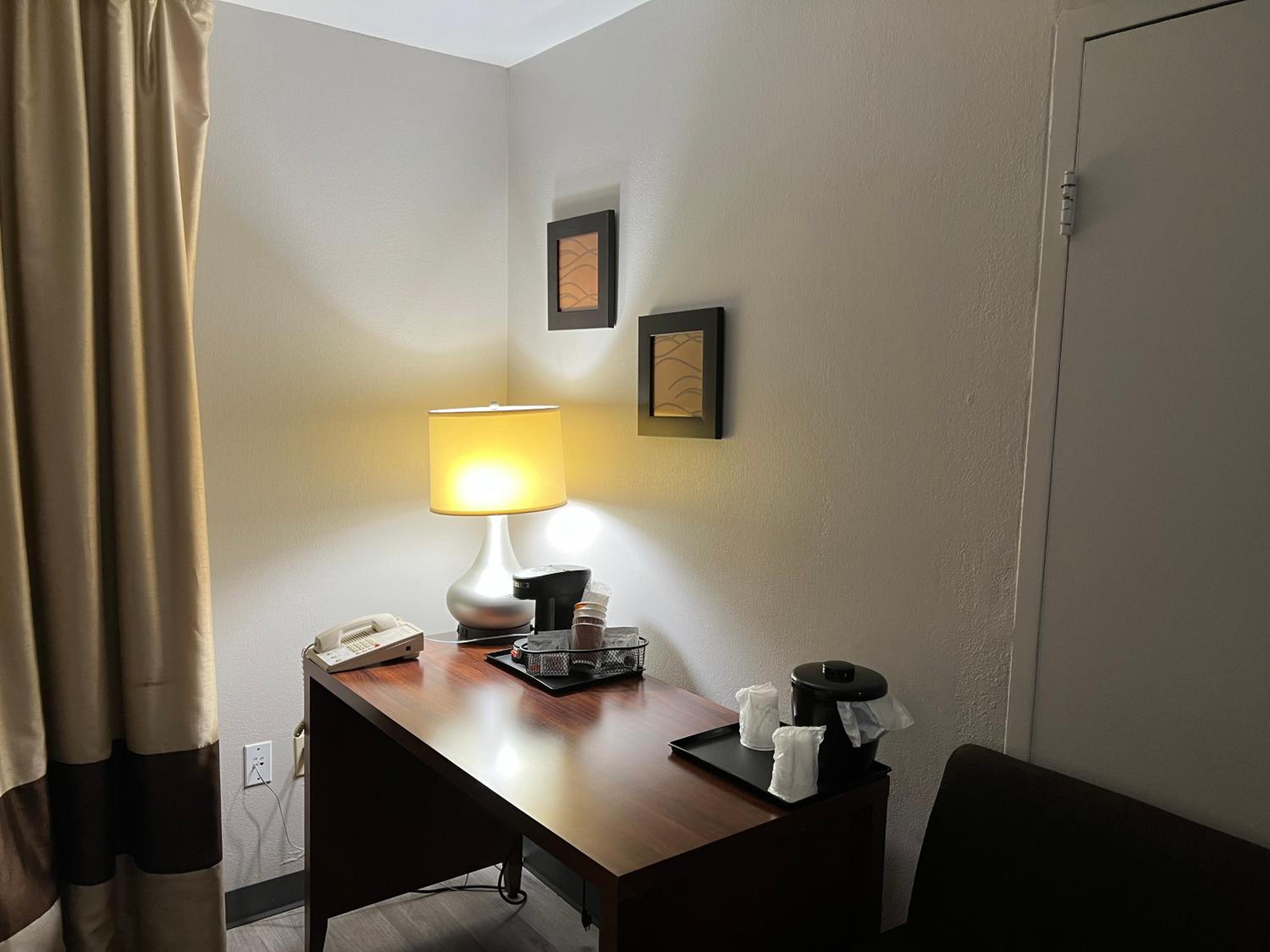 Queen Room with Two Queen Beds and Roll-In Shower - Non-Smoking - Photo 3