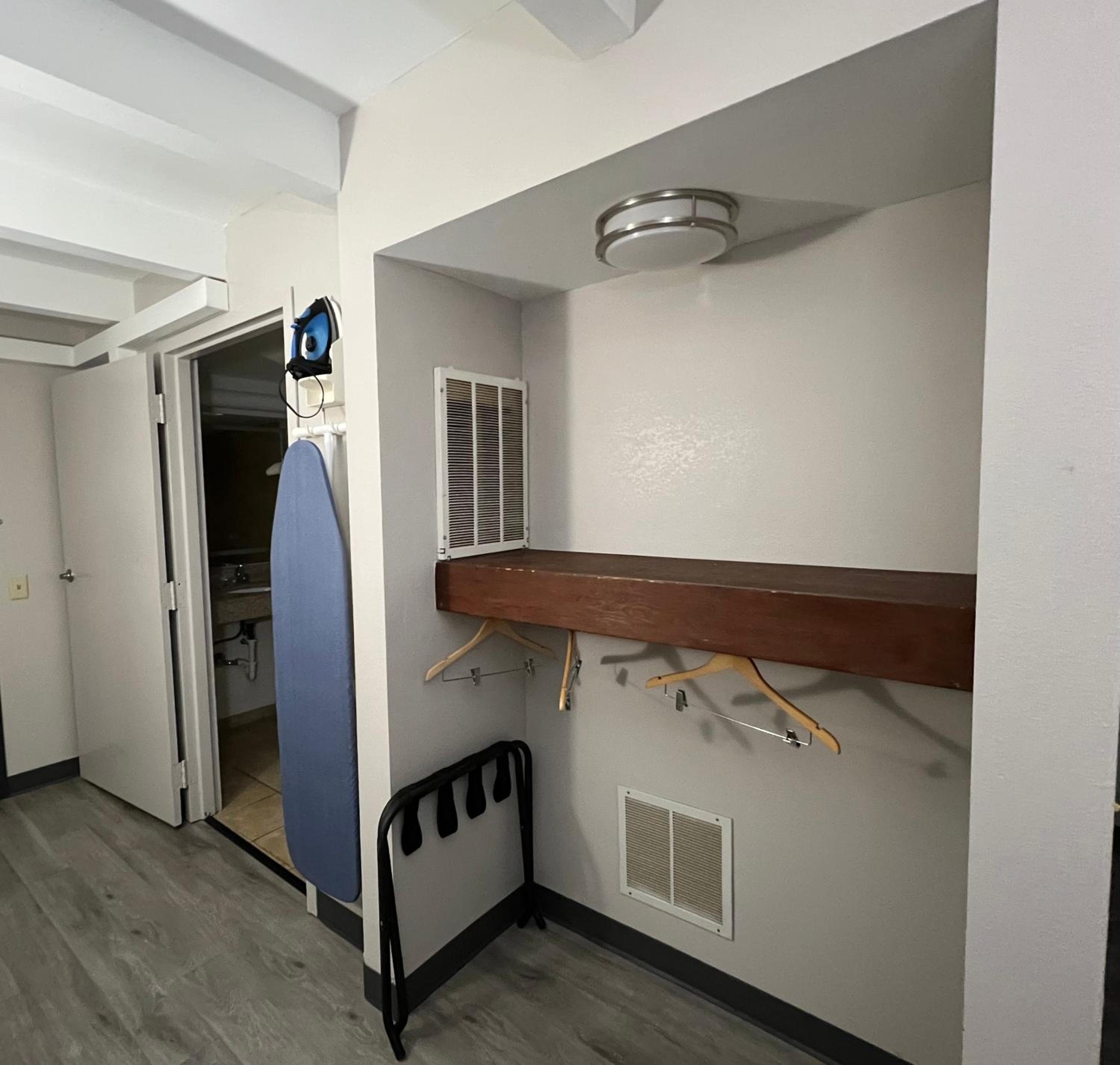 Queen Room with Two Queen Beds and Roll-In Shower - Non-Smoking - Photo 5