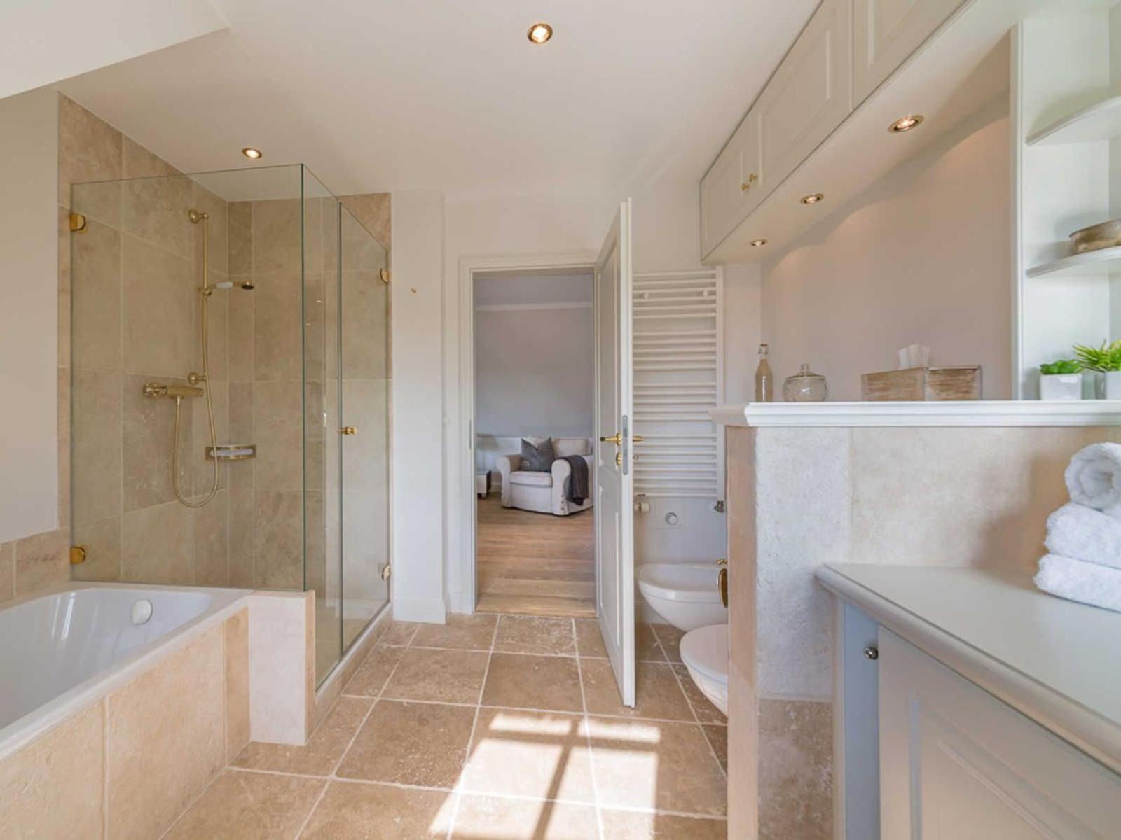 Six-Bedroom House photo 3