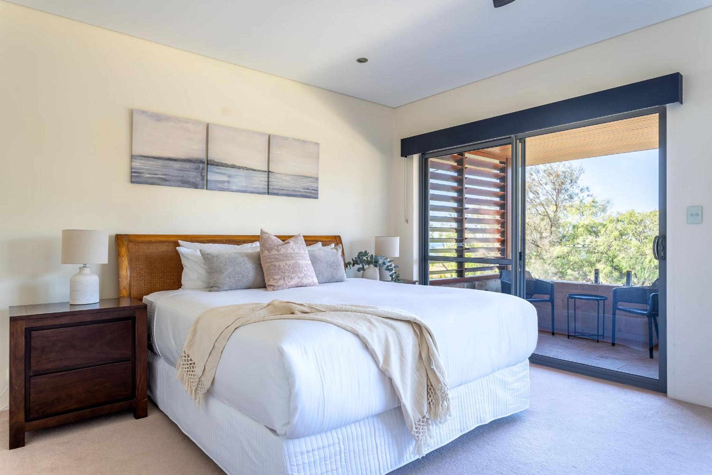 Five-Bedroom House photo 1