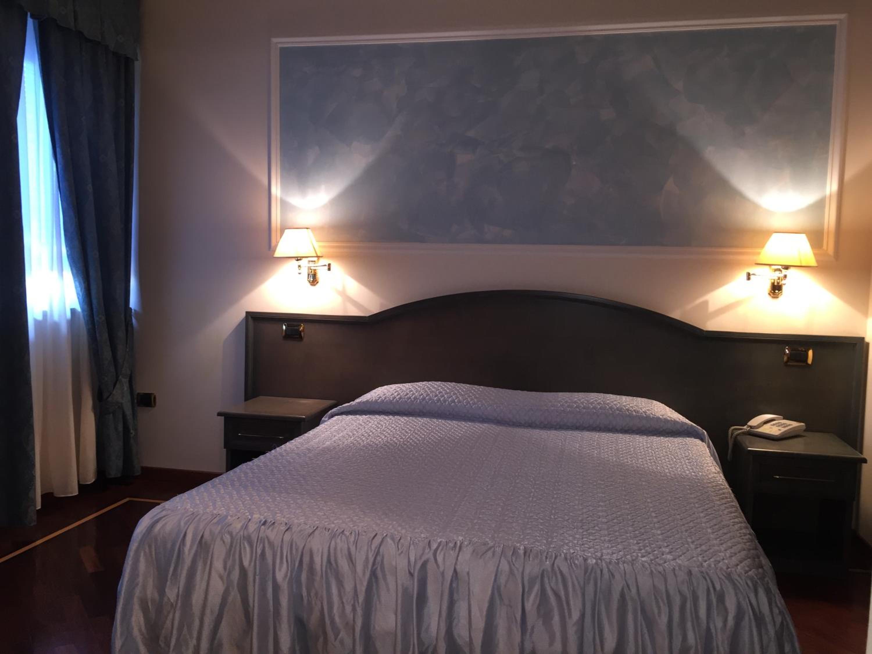 Deluxe Double Room (2 Adults + 1 Child) - Photo 2