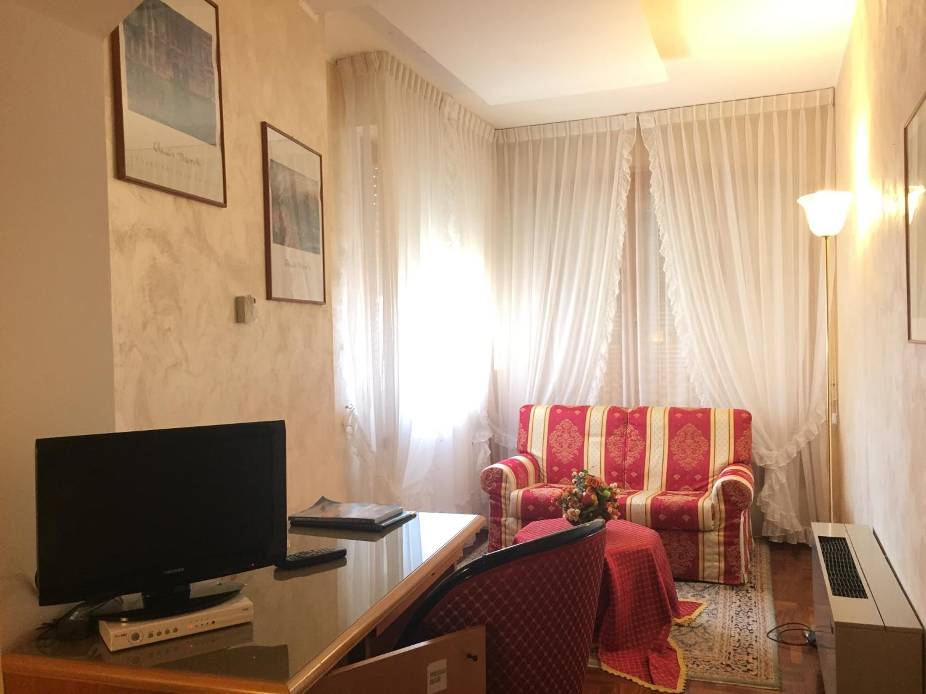 Deluxe Double Room (2 Adults + 1 Child) - Photo 3