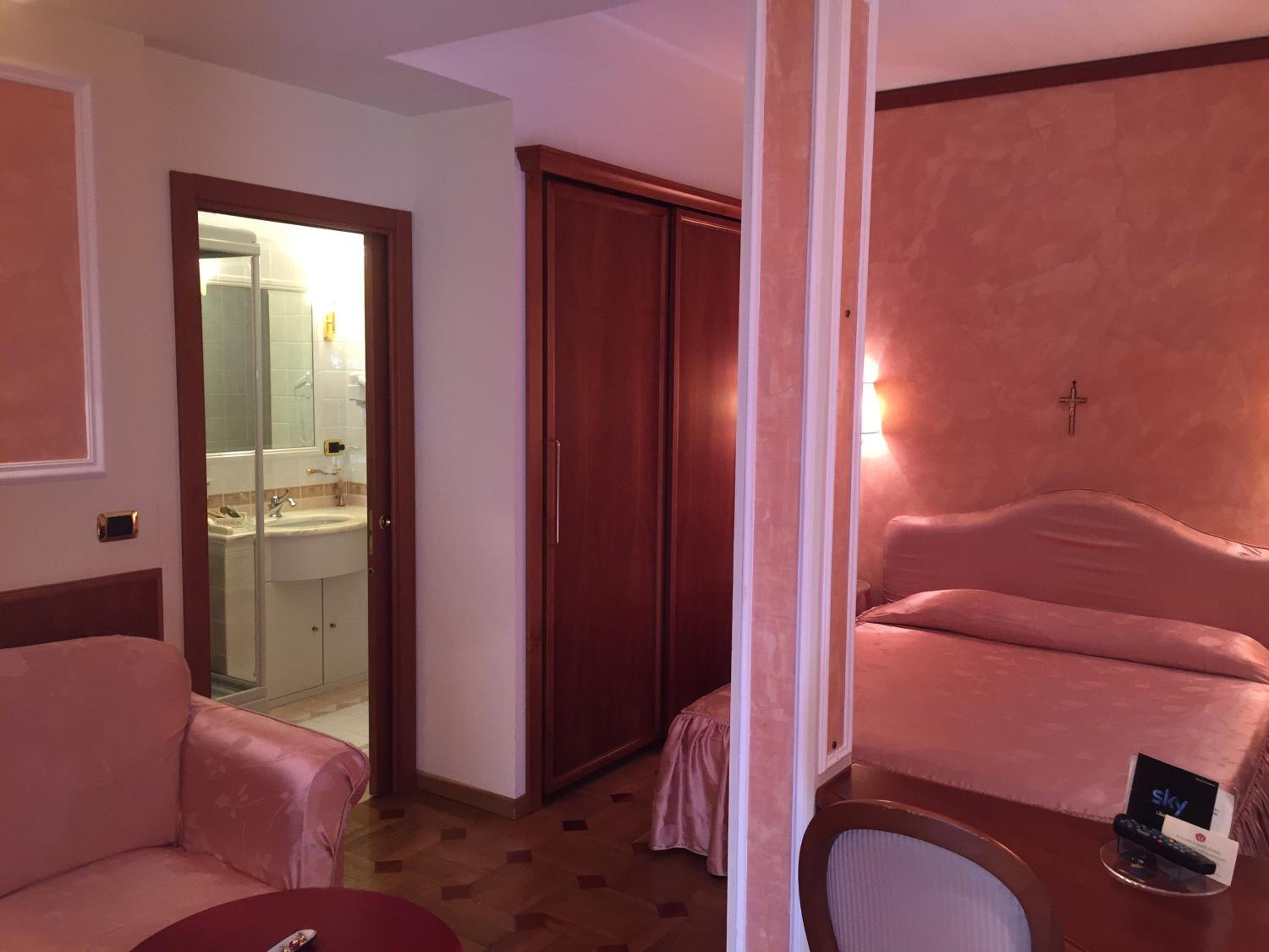 Deluxe Junior Suite - Photo 3