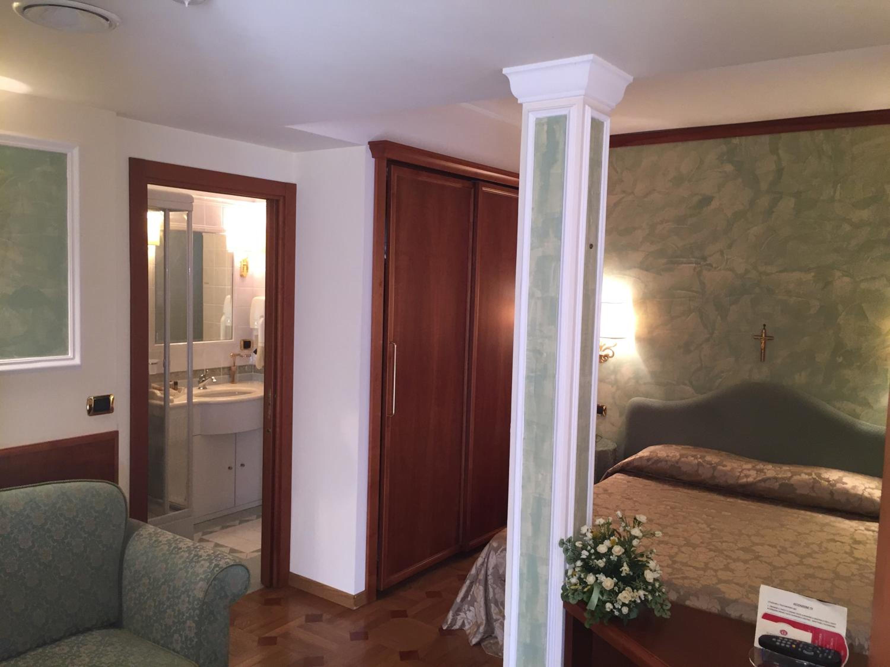 Deluxe Junior Suite - Photo 2