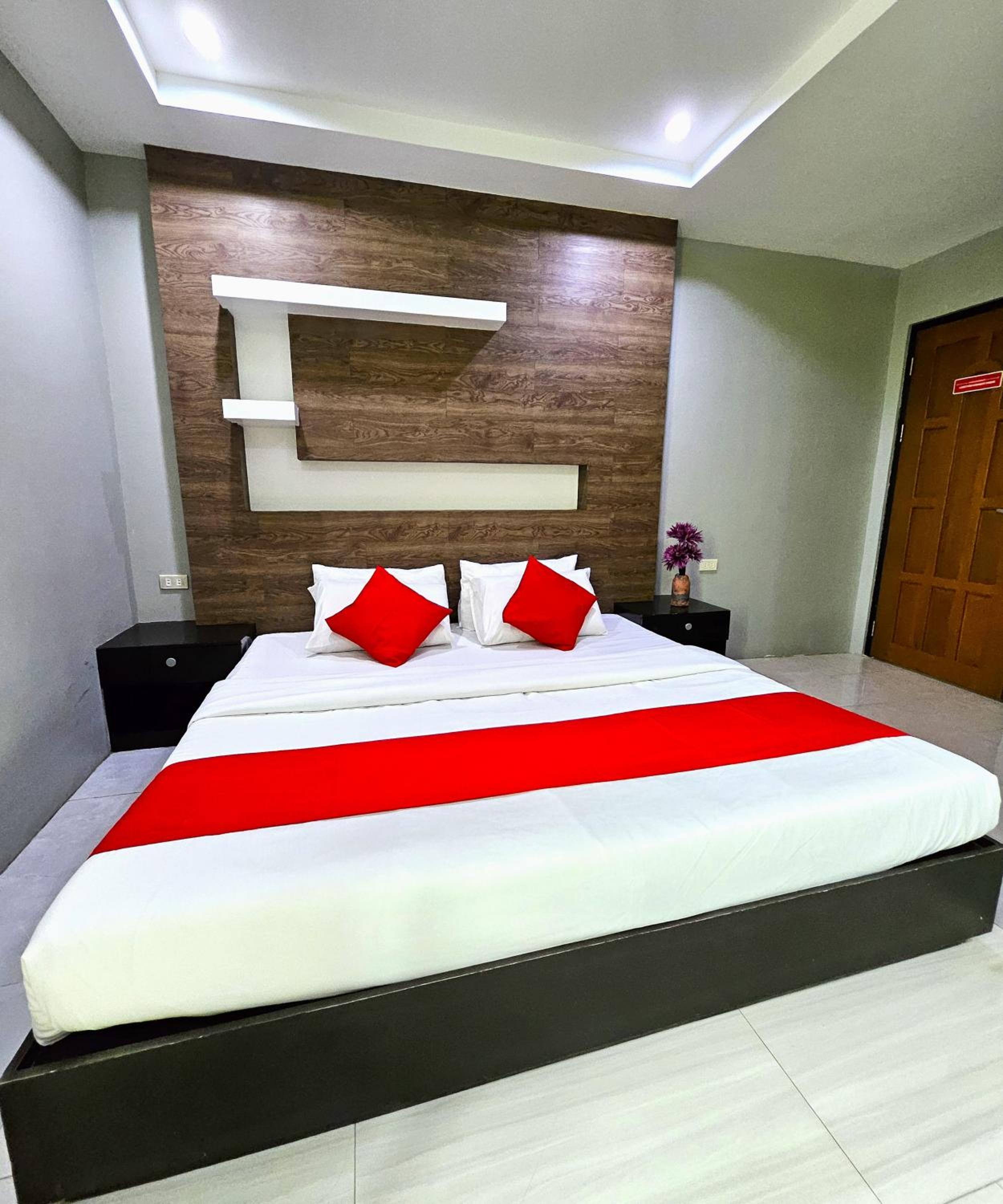 King Room with Balcony - Photo 3