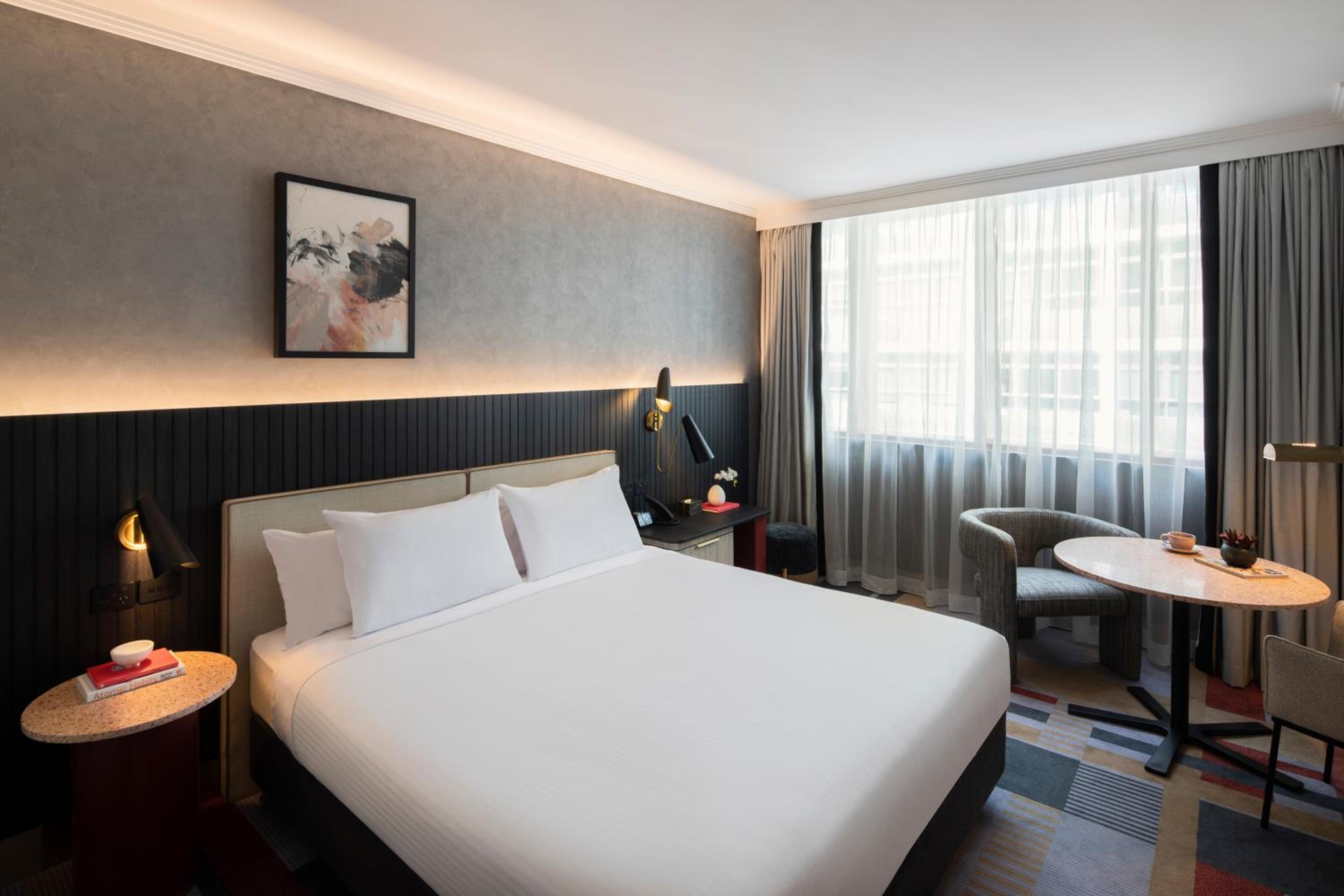 Superior King Room thumbnail 6