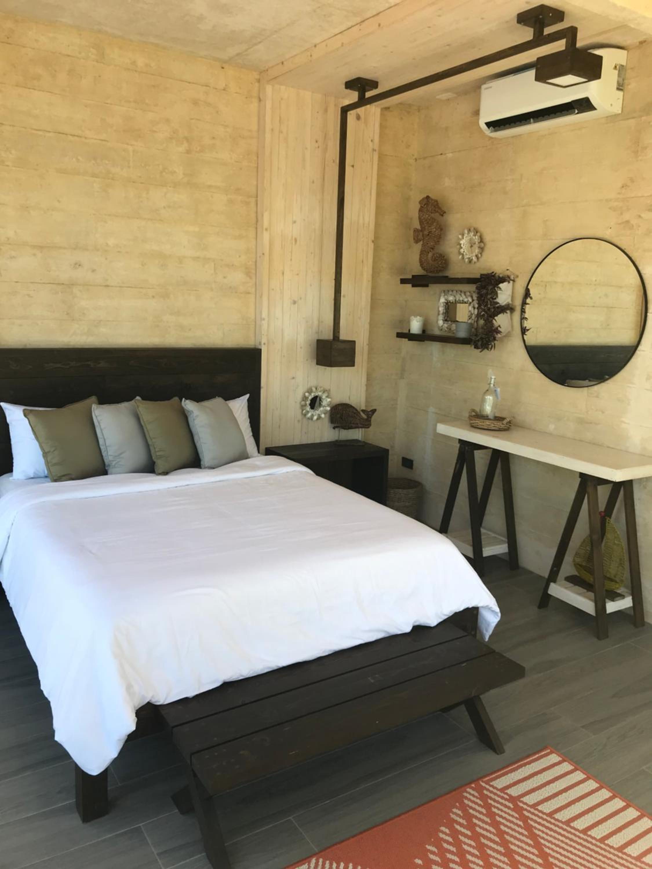 Queen Suite with Pool View photo 3
