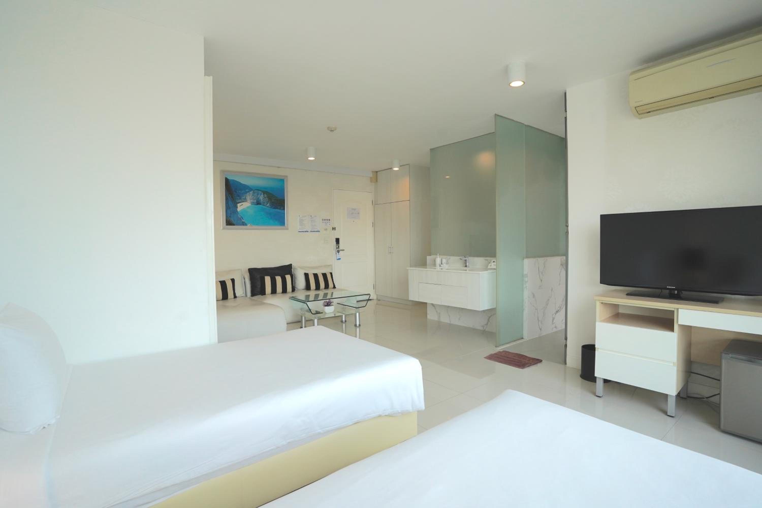 Standard Twin Room with Sofa photo 3
