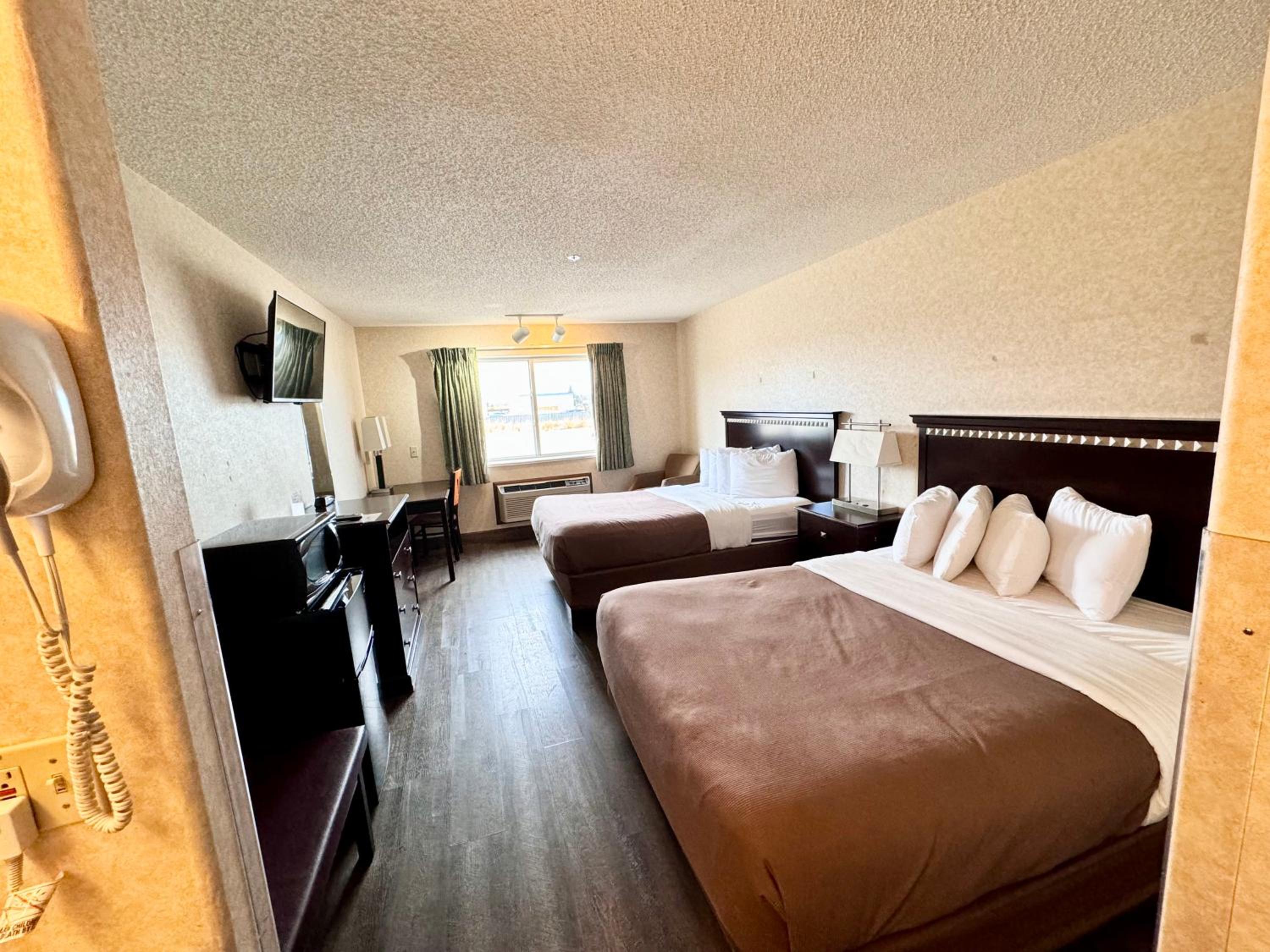 Queen Room With Two Queen Beds - Photo 10