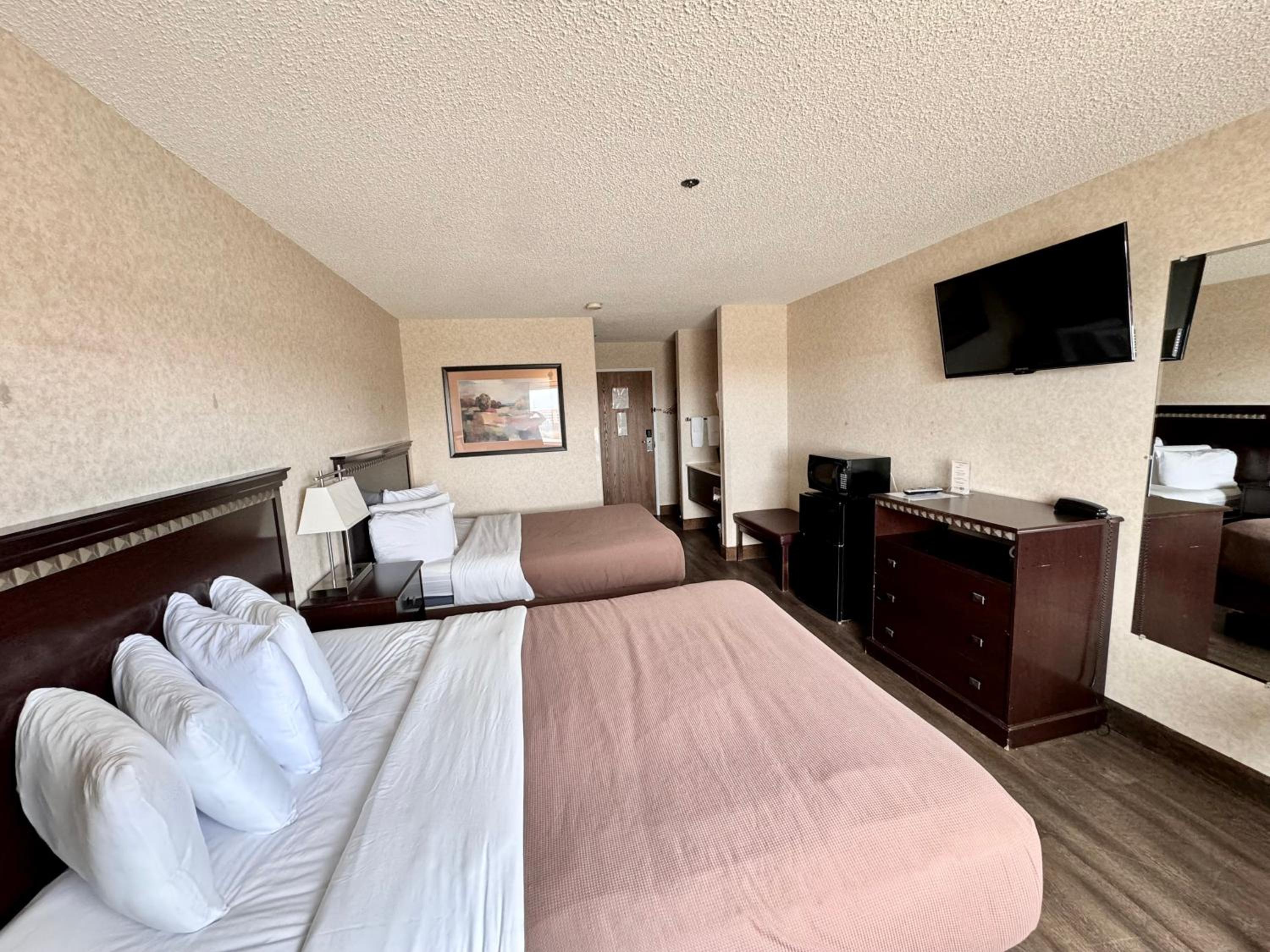 Queen Room With Two Queen Beds - Photo 9