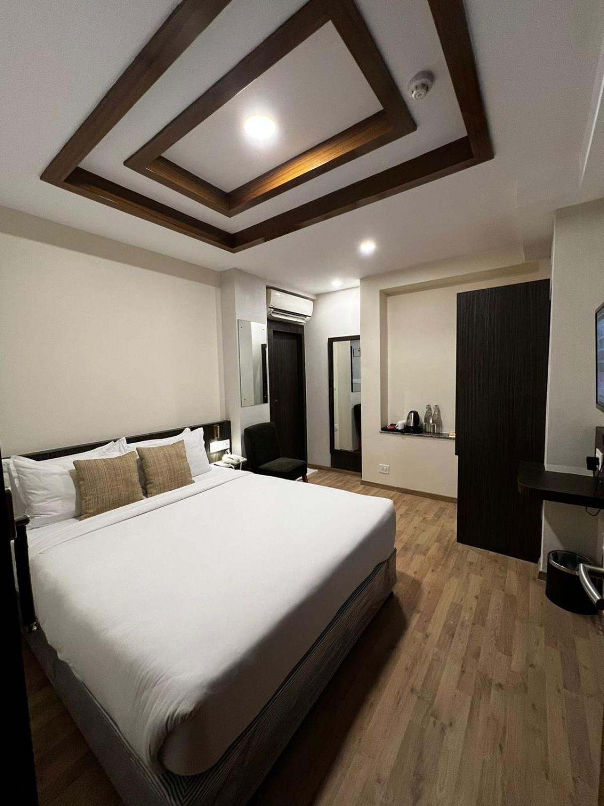 Deluxe King Room - Photo 3