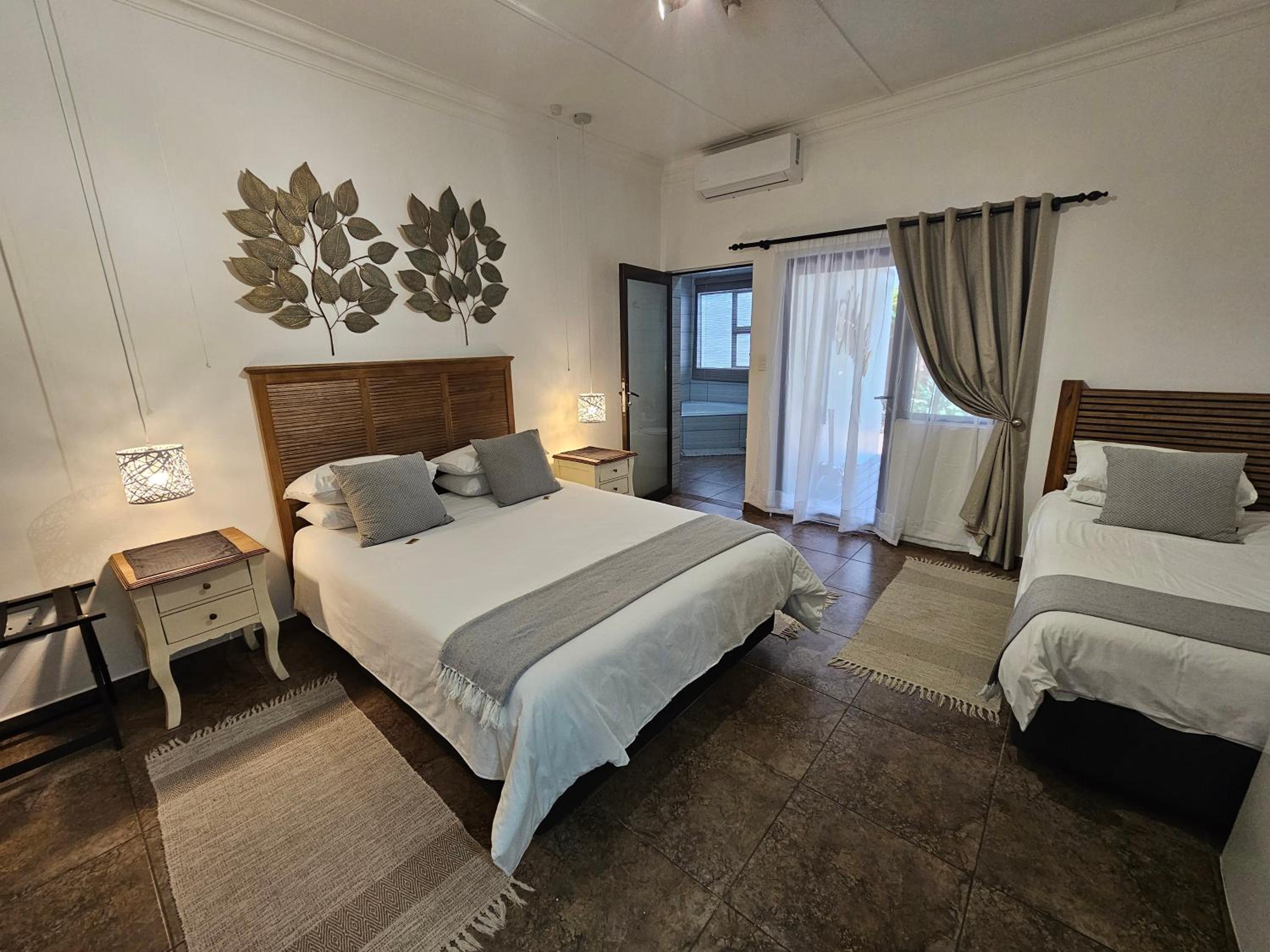 Deluxe Queen Garden View Room with Patio & Spa Bath photo 2